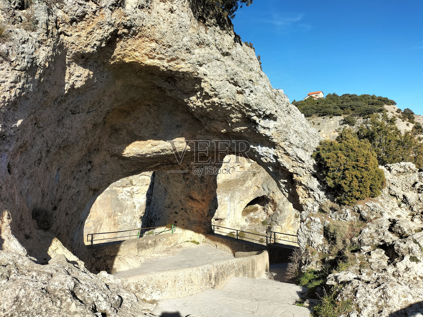 阳光明媚的日子里，库恩卡省“魔鬼之窗”自然遗迹的景观照片摄影图片