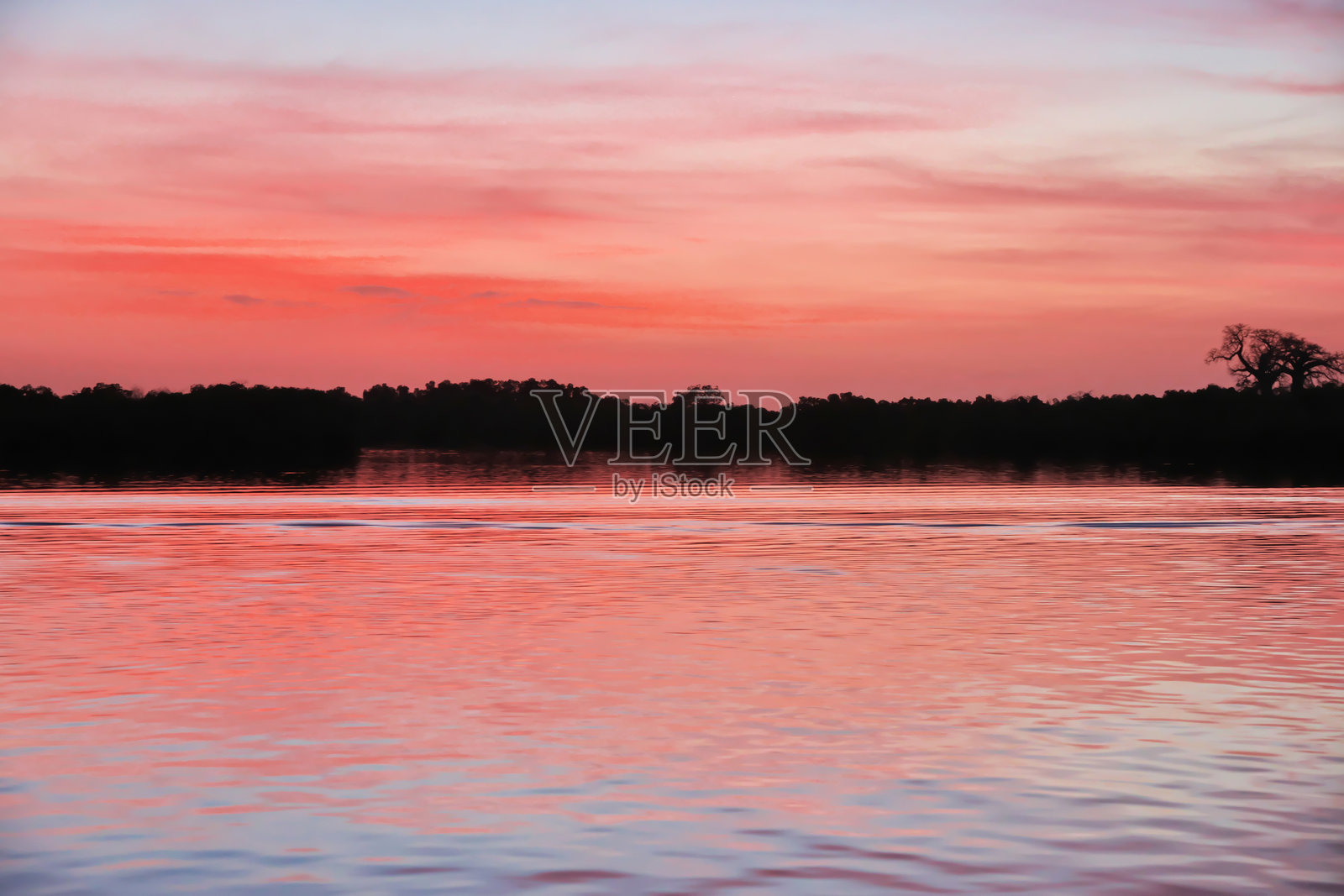 塞内加尔图巴库塔村附近的班迪亚拉河日落照片摄影图片