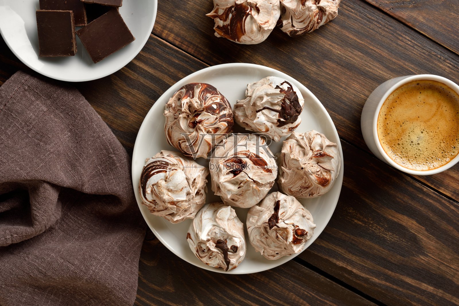 巧克力蛋白霜饼干和一杯咖啡照片摄影图片