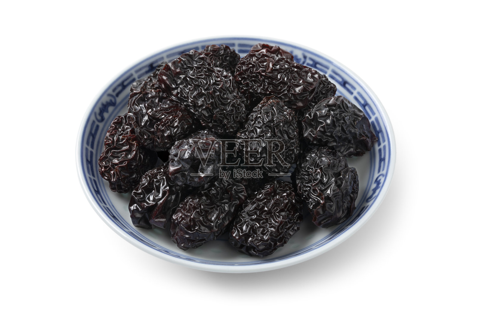 白色背景下特写的干燥烟熏黑枣碗照片摄影图片