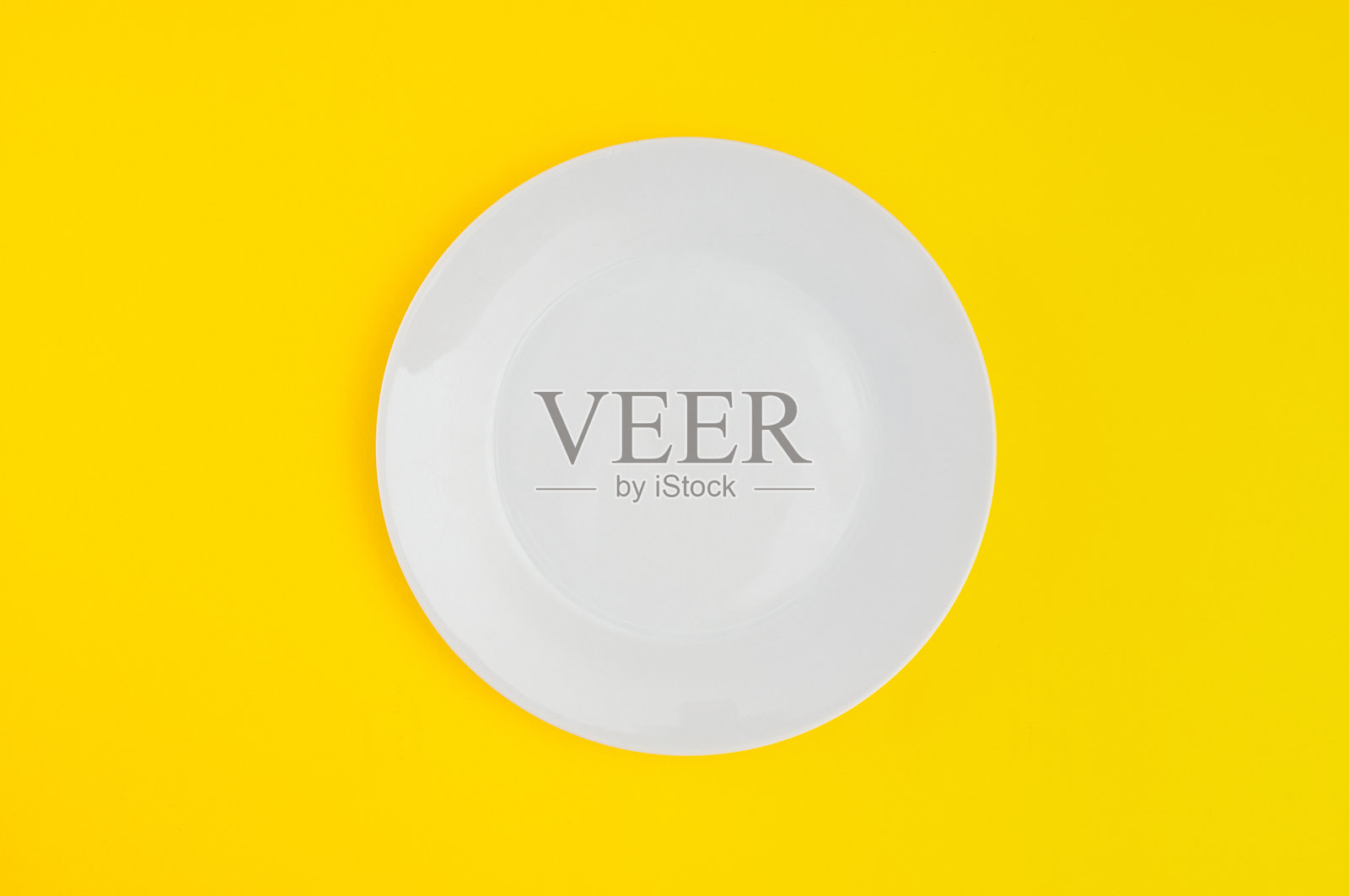 黄色背景上的空盘子特写照片摄影图片