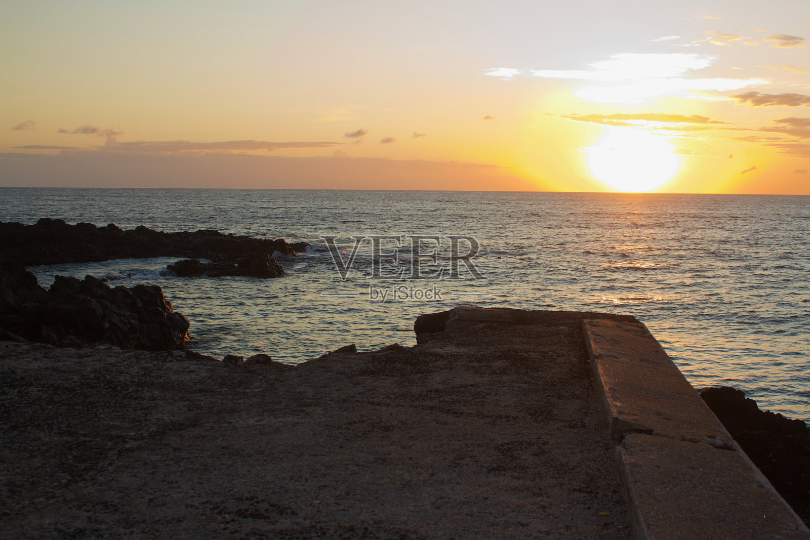 在科摩罗的莫罗尼岛海岸附近的日落景观照片摄影图片