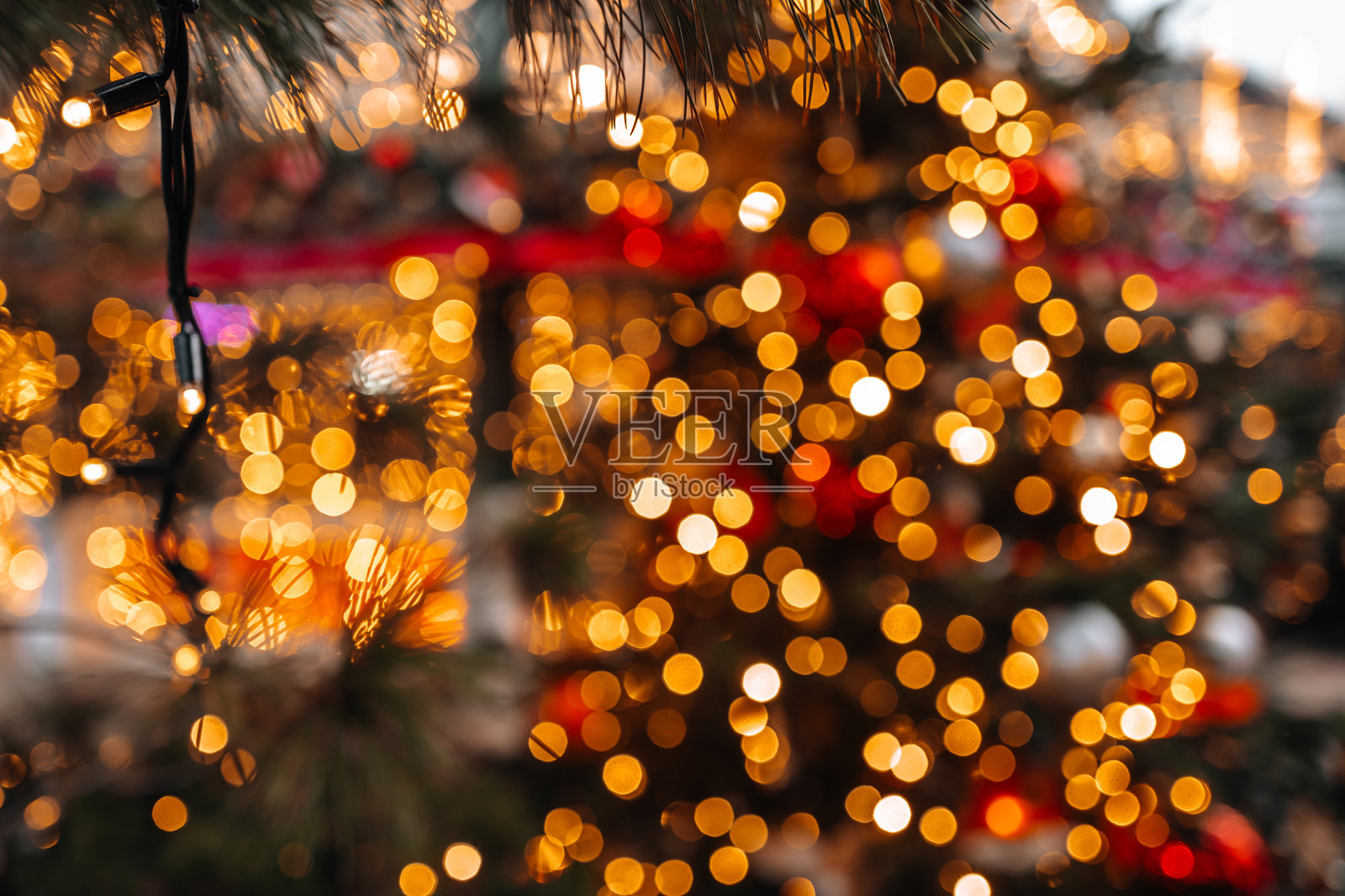 仙女金色花环，闪烁的金色灯光装饰圣诞节和新年照片摄影图片