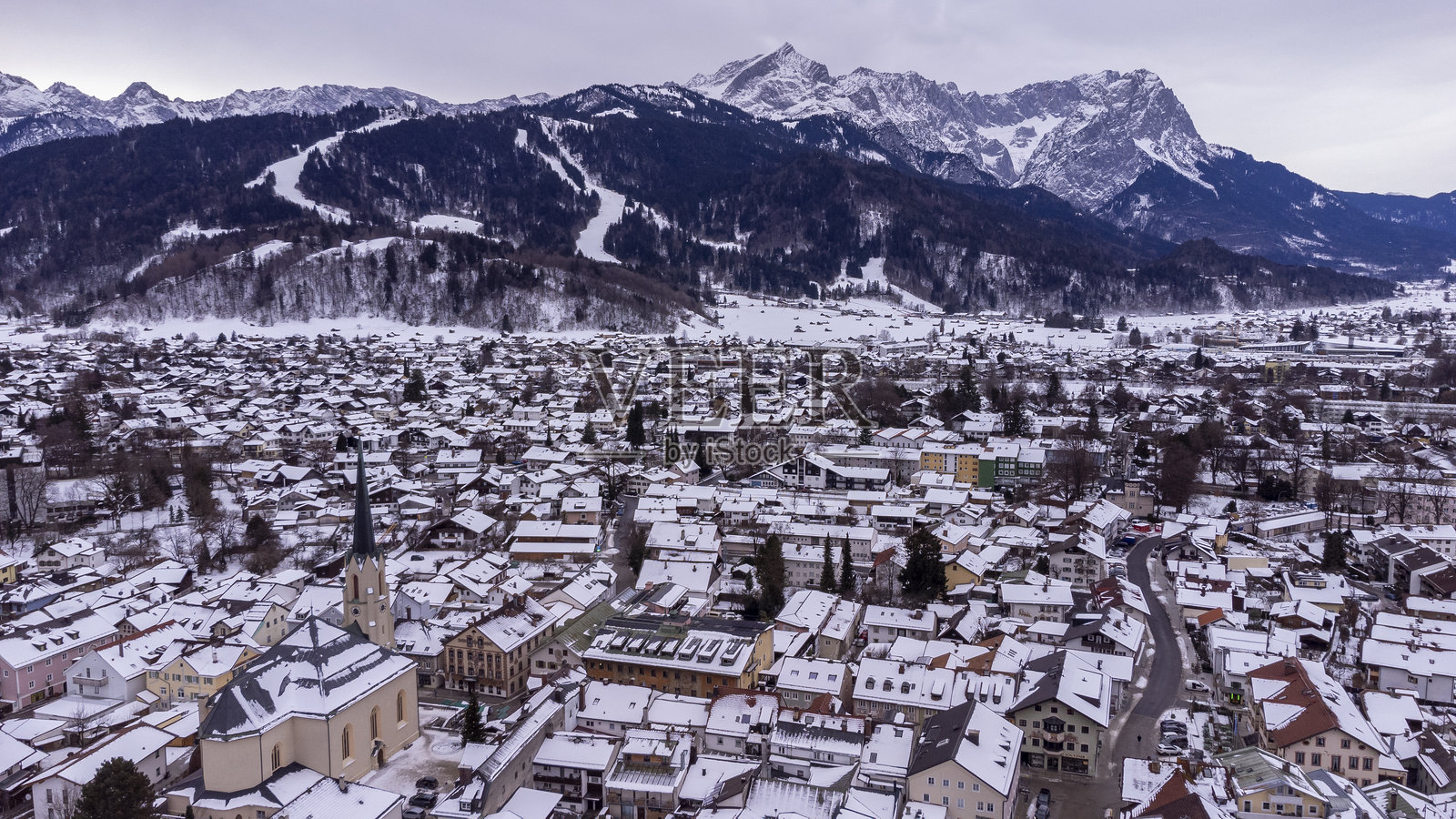 格赖瑙镇的景观，背景是巴伐利亚的楚格峰，德国阿尔卑斯山。照片摄影图片