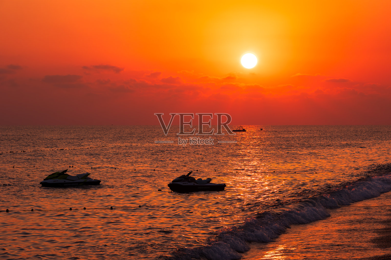 土耳其阿拉尼亚的日落与海浪，库存照片照片摄影图片