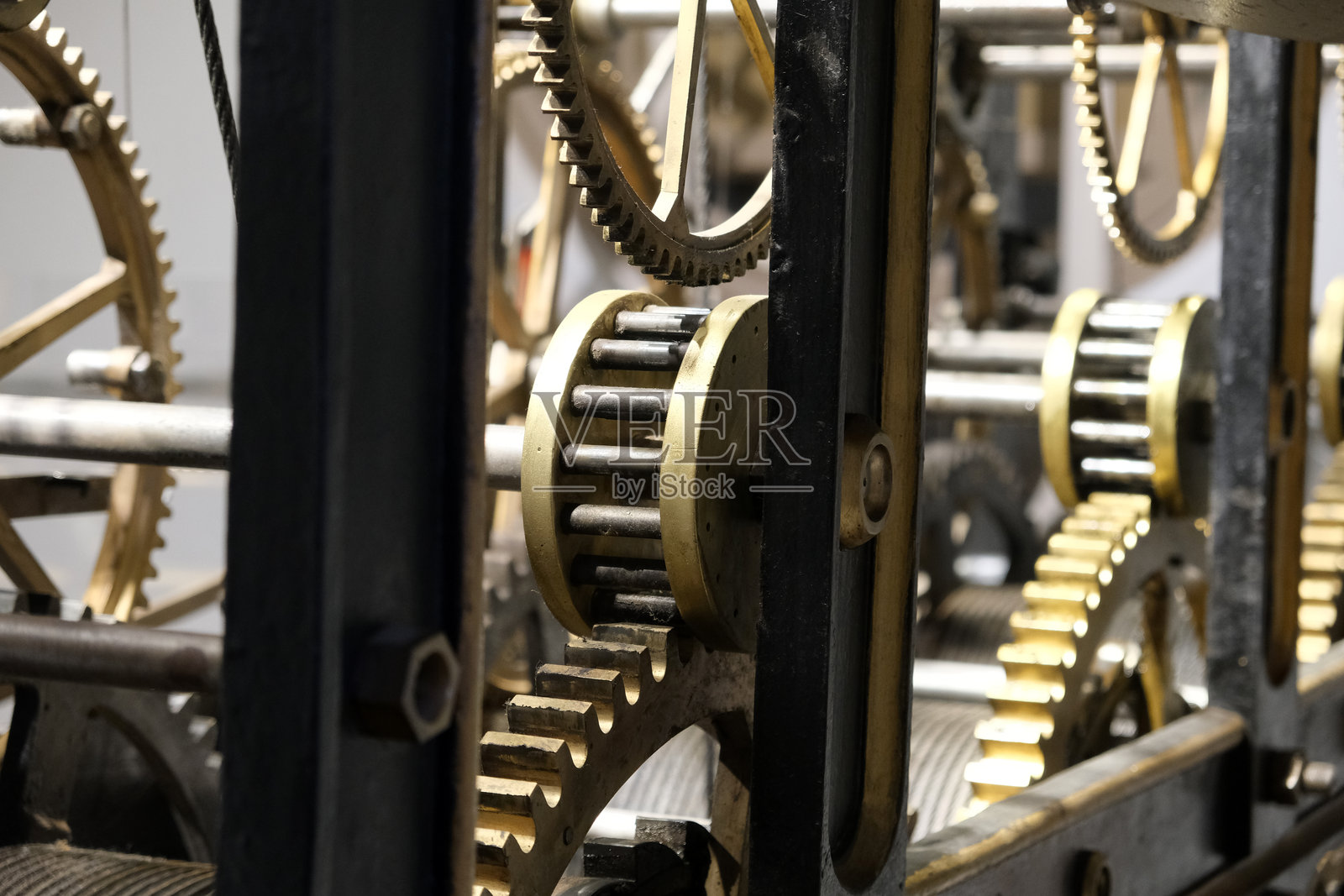老钟楼机制的铜色齿轮特写摄影照片摄影图片