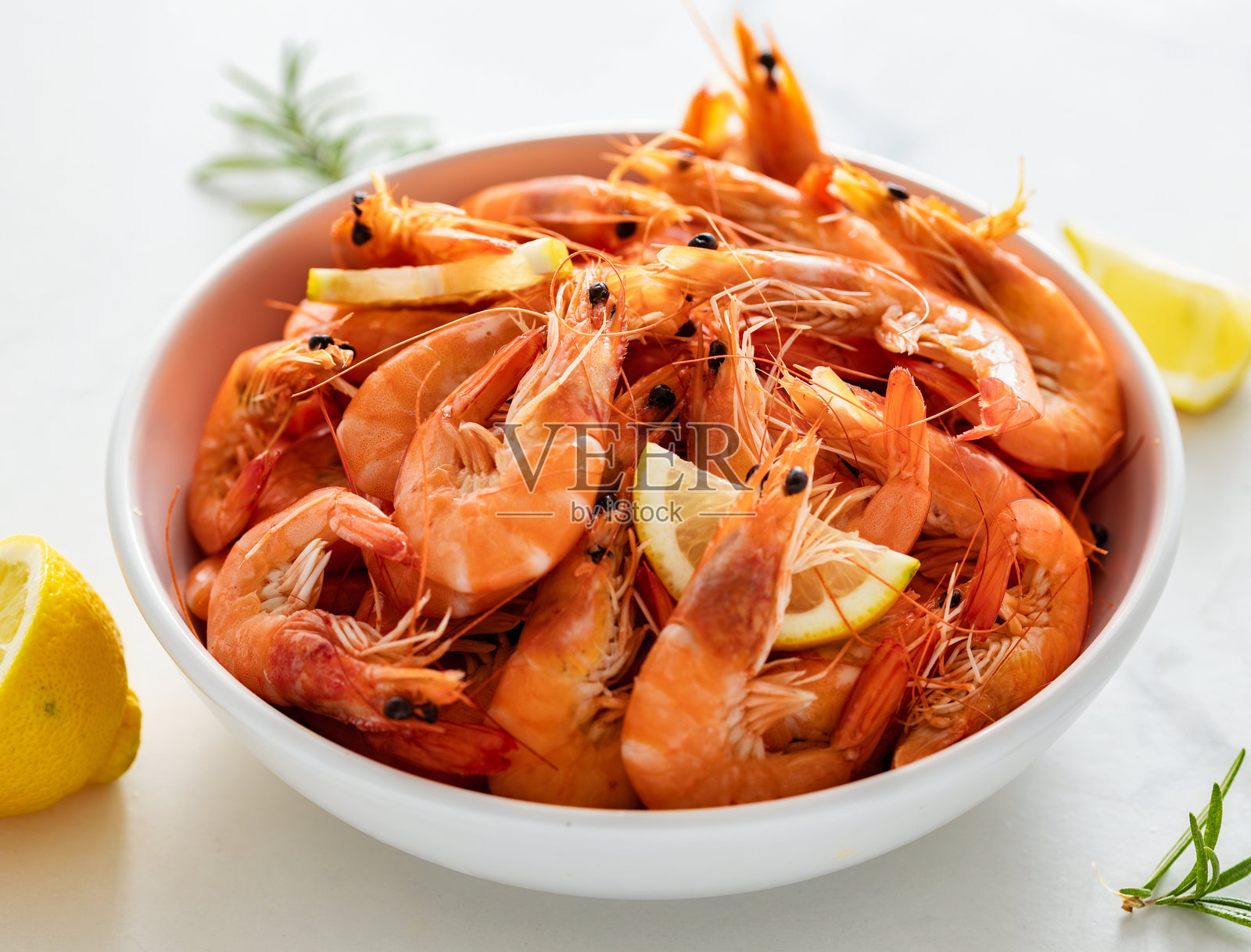 碗里的柠檬煮虾照片摄影图片
