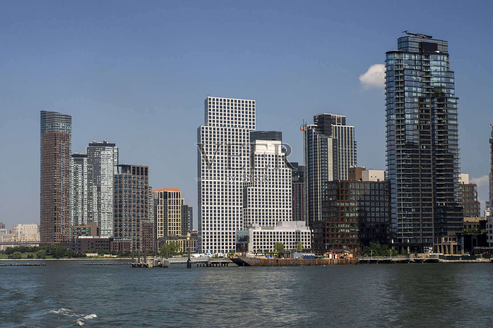 东河视角下的纽约皇后区景观照片摄影图片