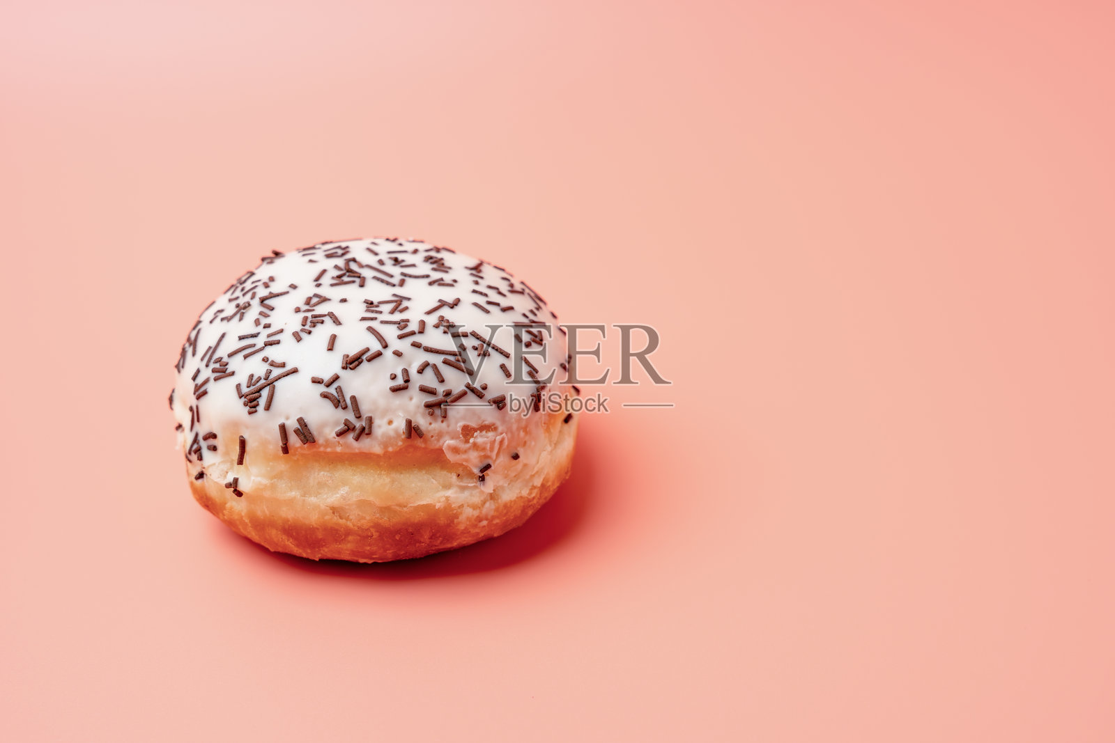 顶部撒有糖屑的甜甜圈照片摄影图片