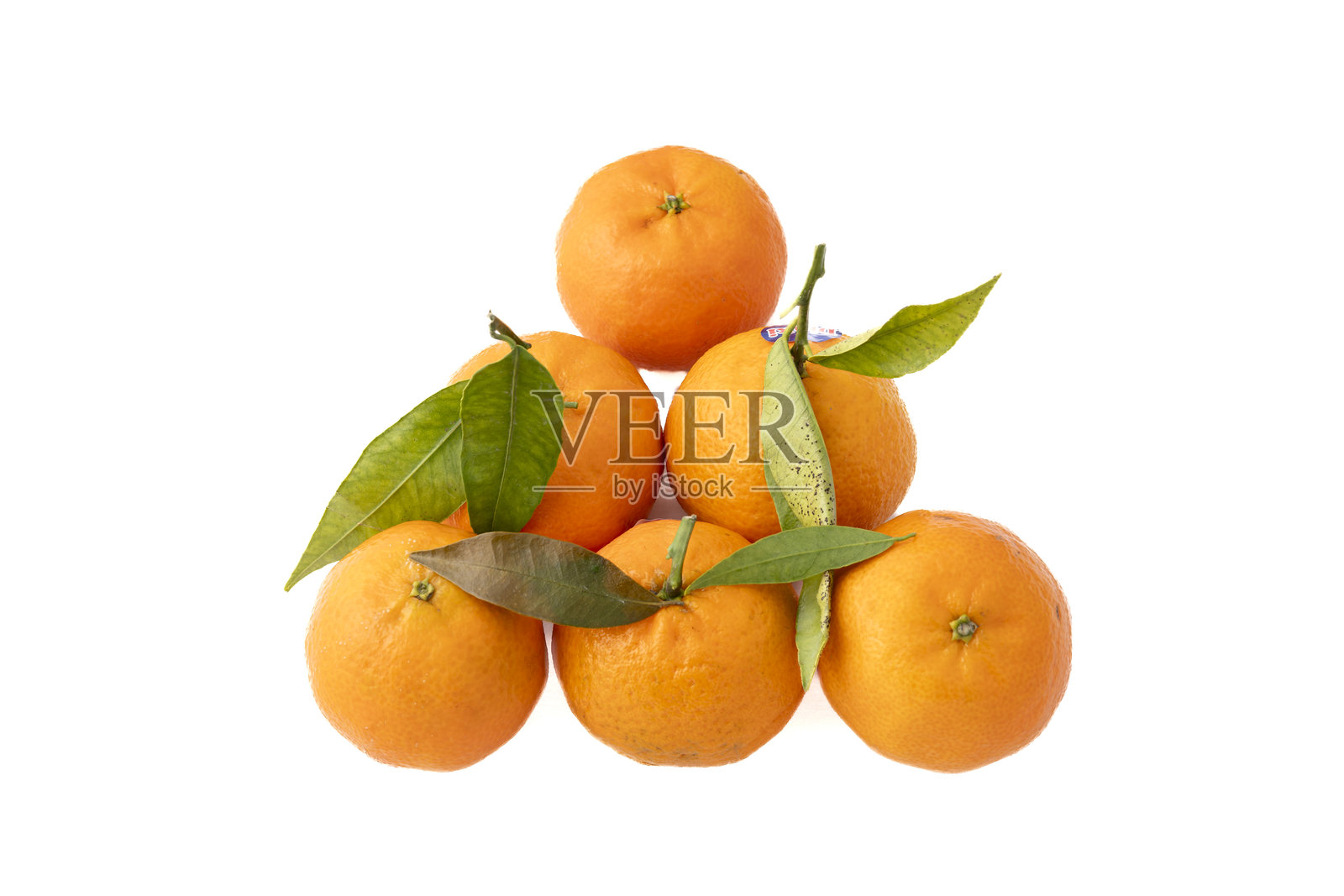 法国根讷维利耶 - 2024年1月2日：静物。白色背景下六个带叶子的柑橘特写。照片摄影图片