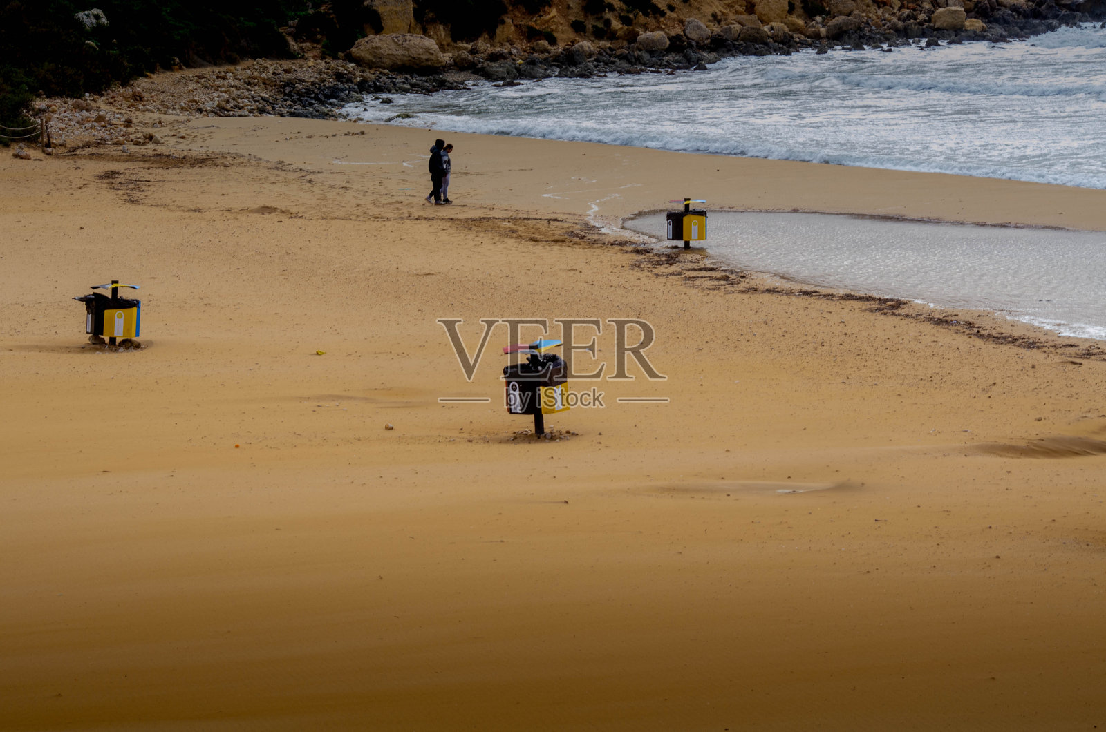 隐秘海滩配有回收箱和海岸景观，生态友好型旅游照片摄影图片