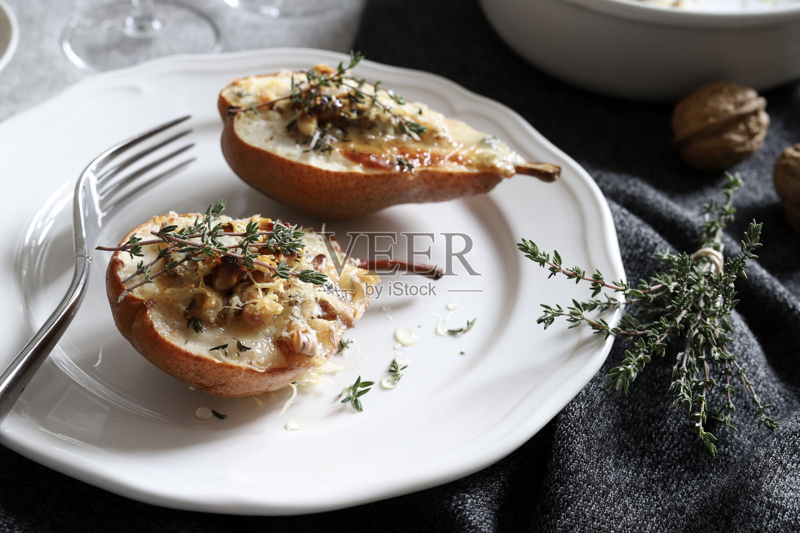 梨子配戈贡佐拉奶酪、坚果、帕尔马干酪和蜂蜜。照片摄影图片