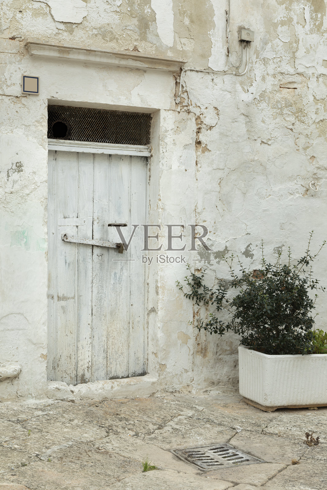 意大利南部阿普利亚地区马尔蒂纳·弗兰卡的一扇旧门照片摄影图片