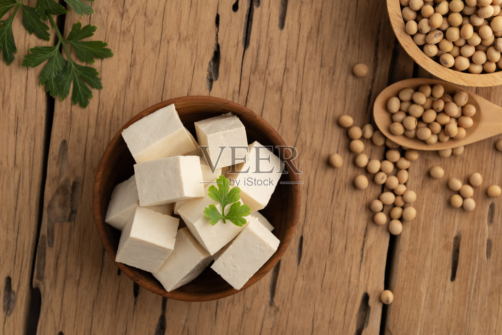 切块豆腐，木碗中的硬白豆腐。照片摄影图片