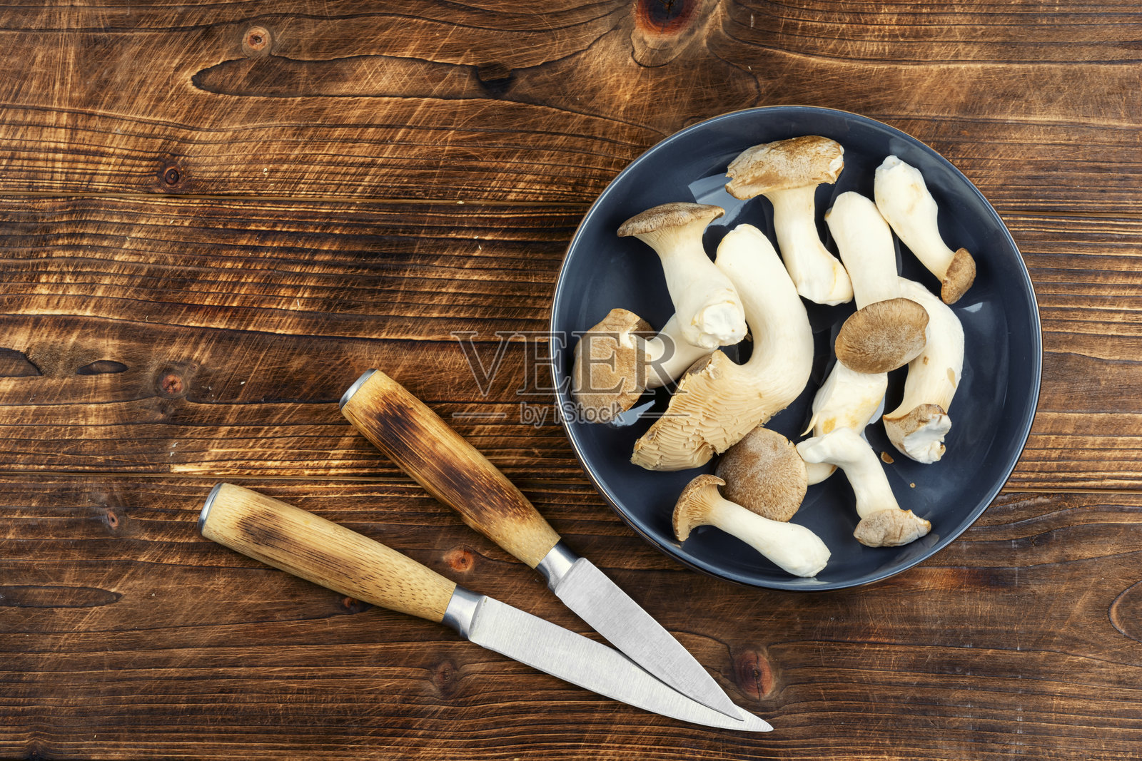 生的香菇放在碗里。照片摄影图片