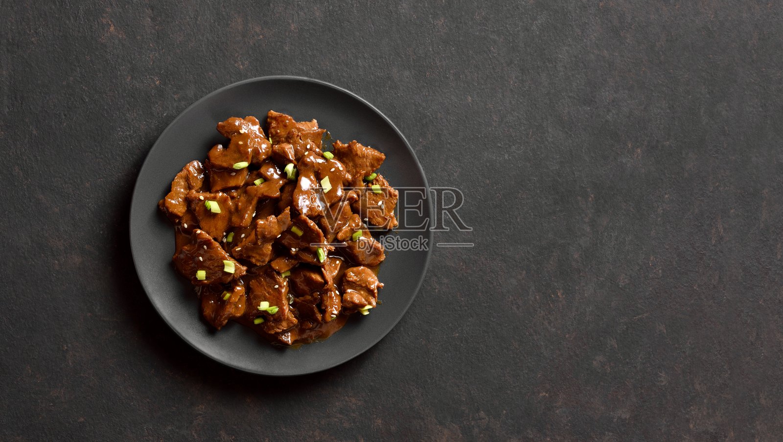 亚洲风味的牛肉配酱油、青葱和芝麻照片摄影图片