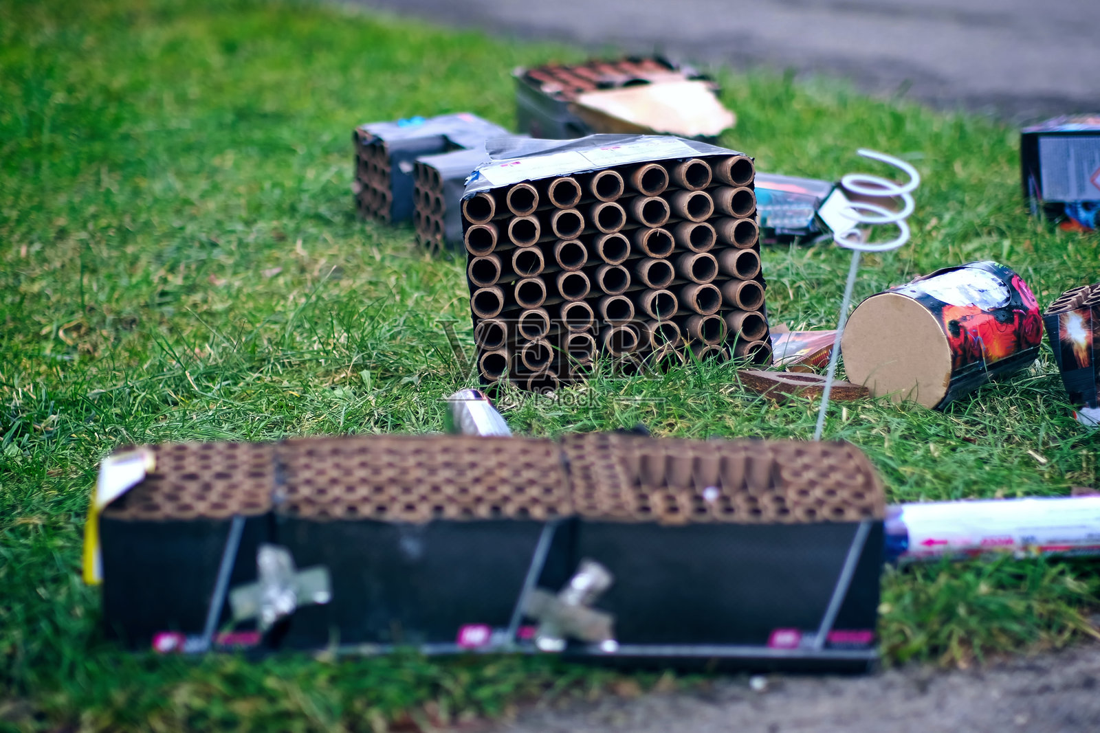 新年垃圾。传统新年庆祝活动后，步道上的烟花电池。照片摄影图片