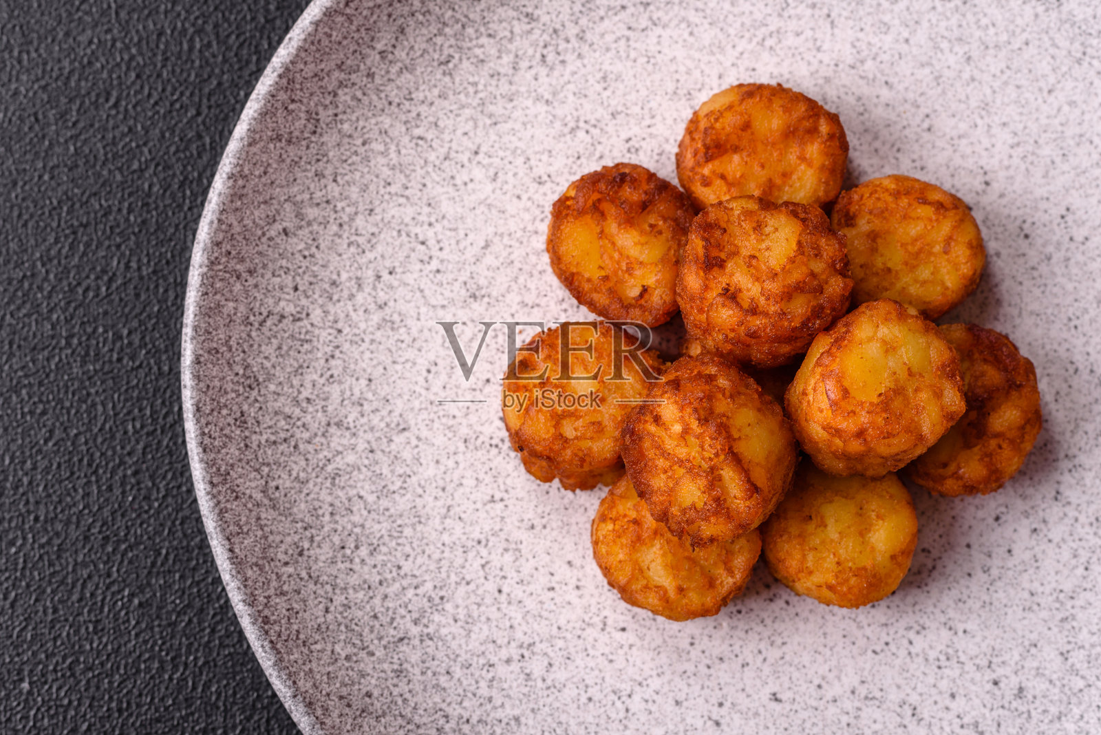 美味的炸土豆球或可乐饼，撒上盐、香料和草药照片摄影图片