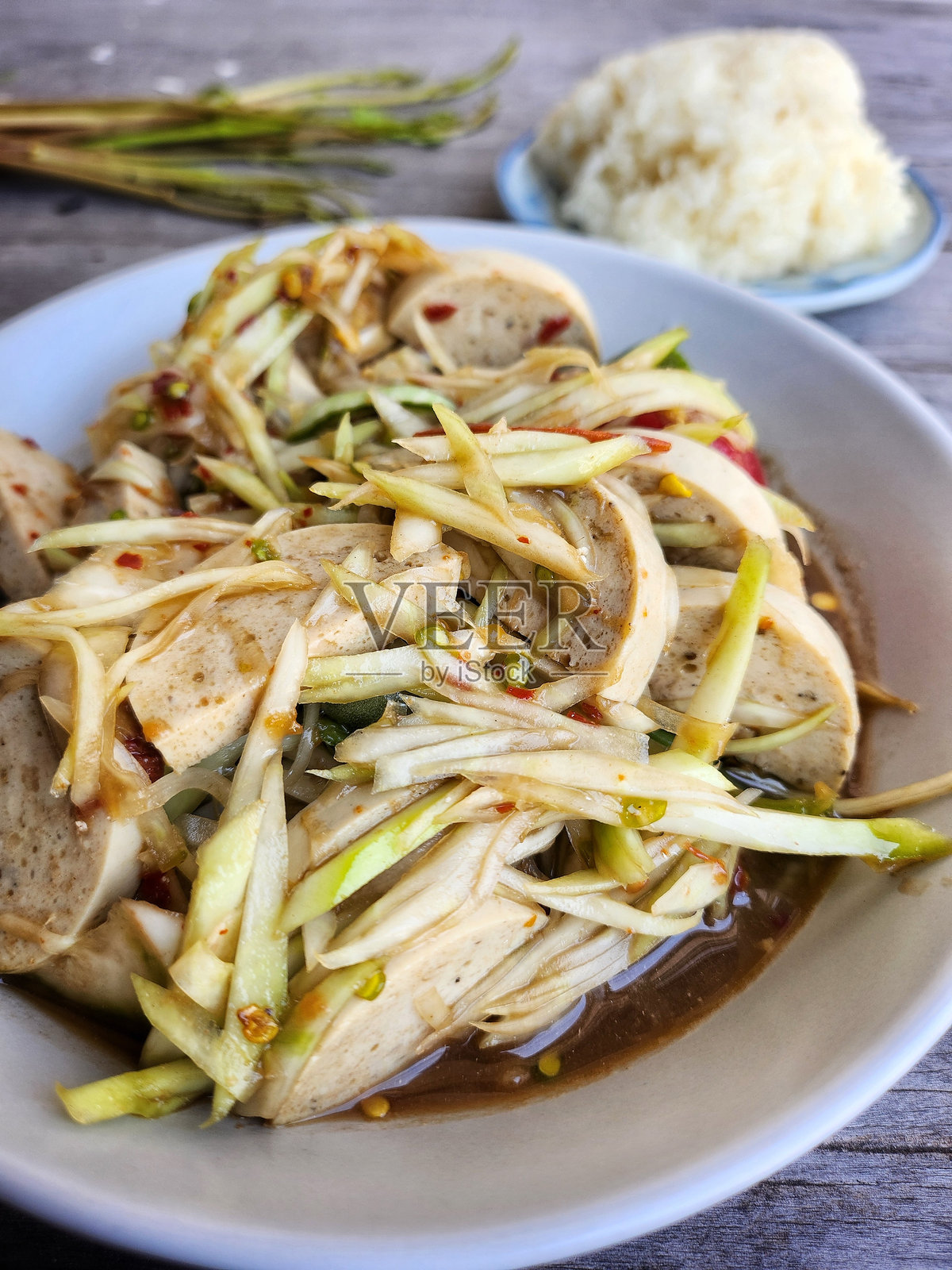 泰国菜：辣木瓜沙拉和黏米饭照片摄影图片