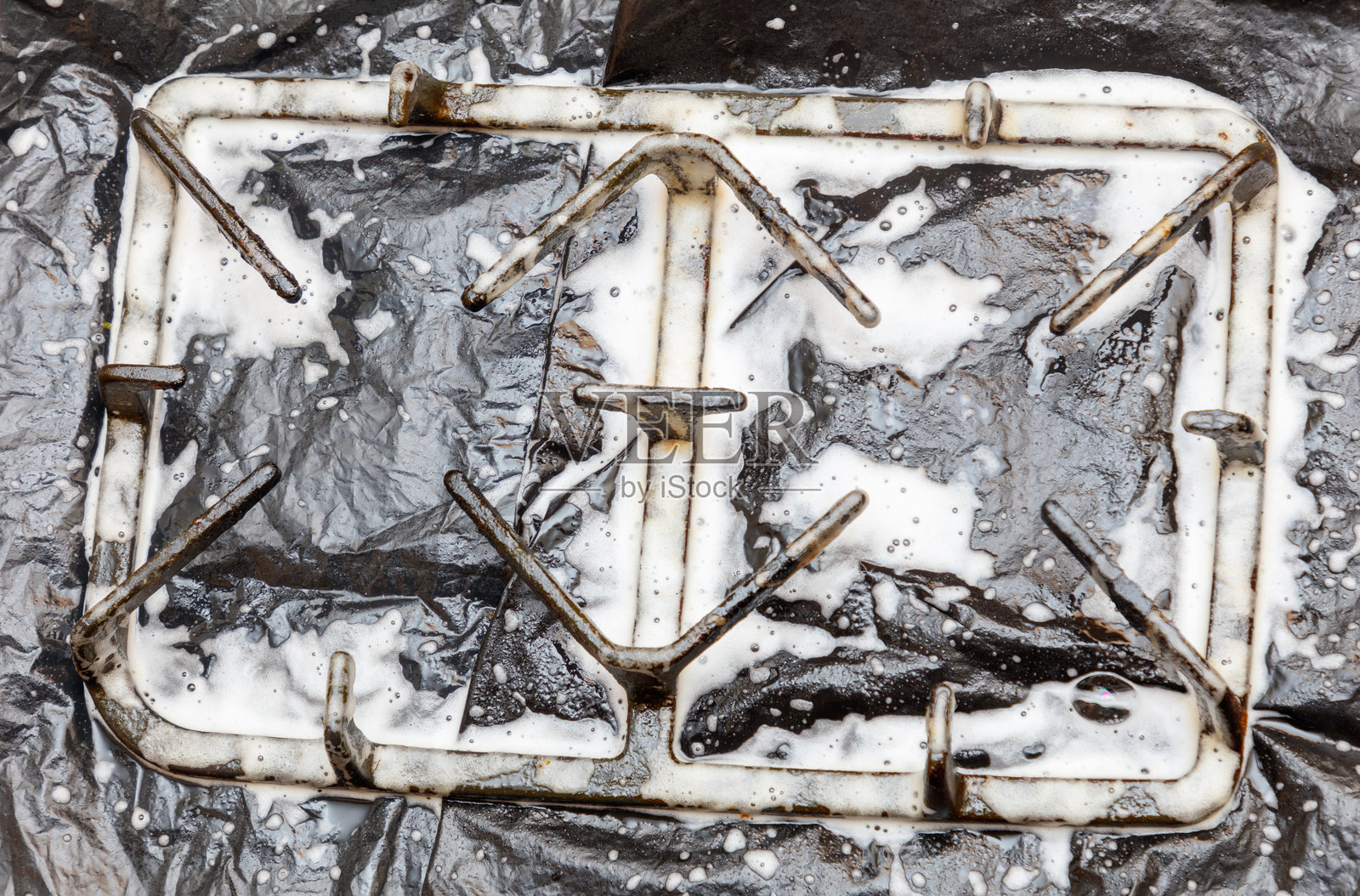 一个脏污的炉灶台，上面有白色物质照片摄影图片