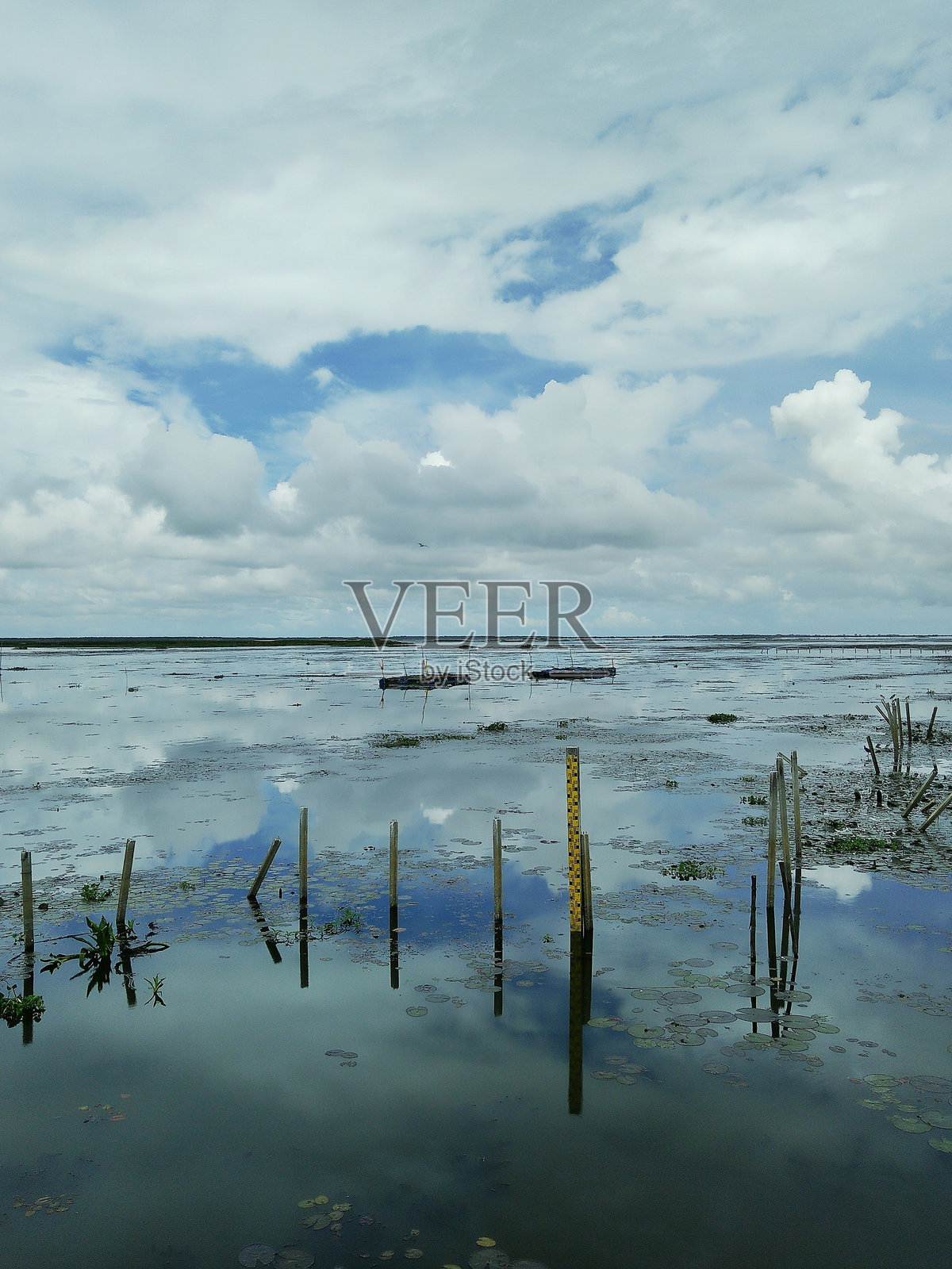 泰国南部湖泊上方的美丽蓝天照片摄影图片