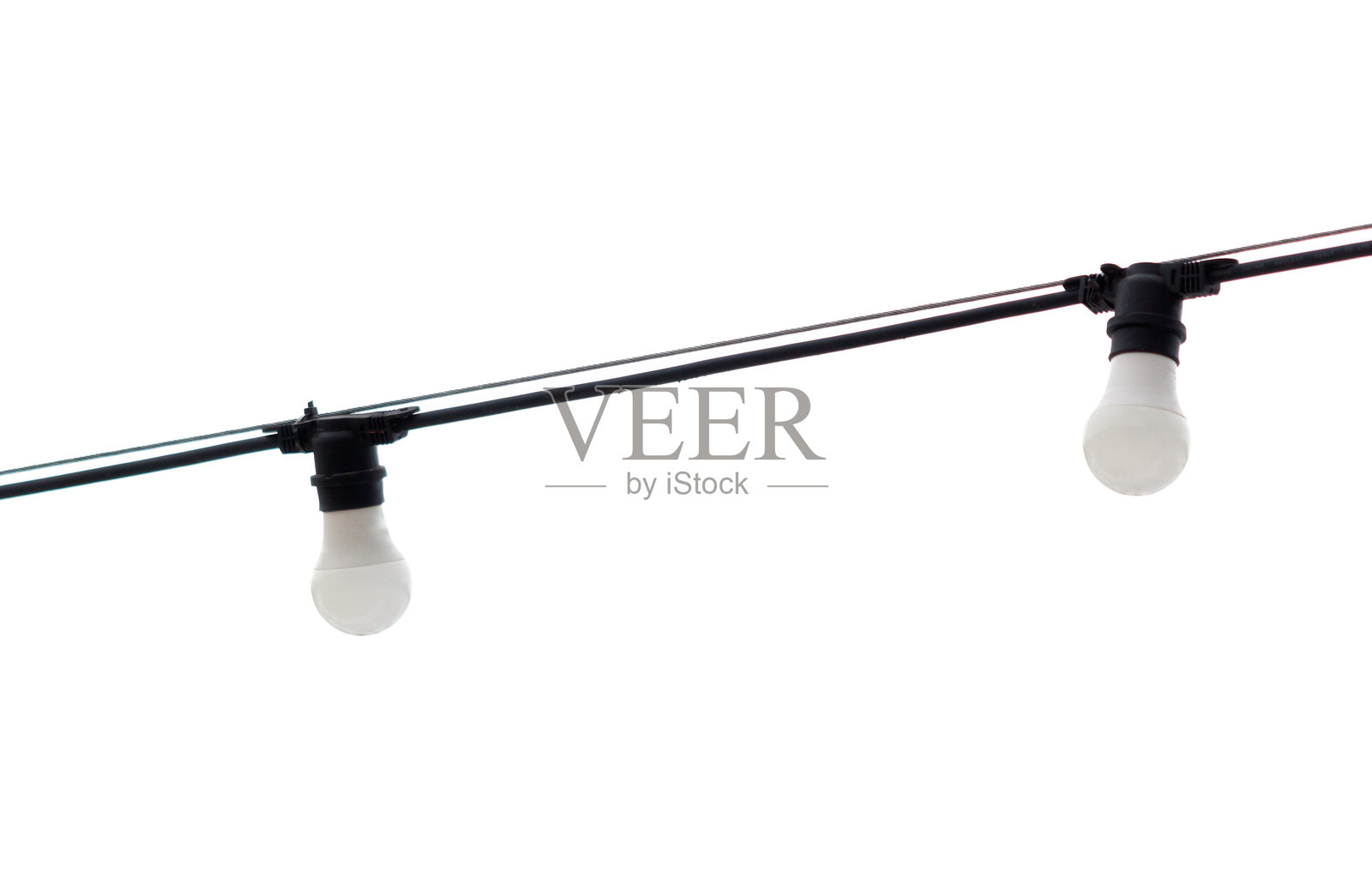 两只白色灯泡悬挂在电线上照片摄影图片