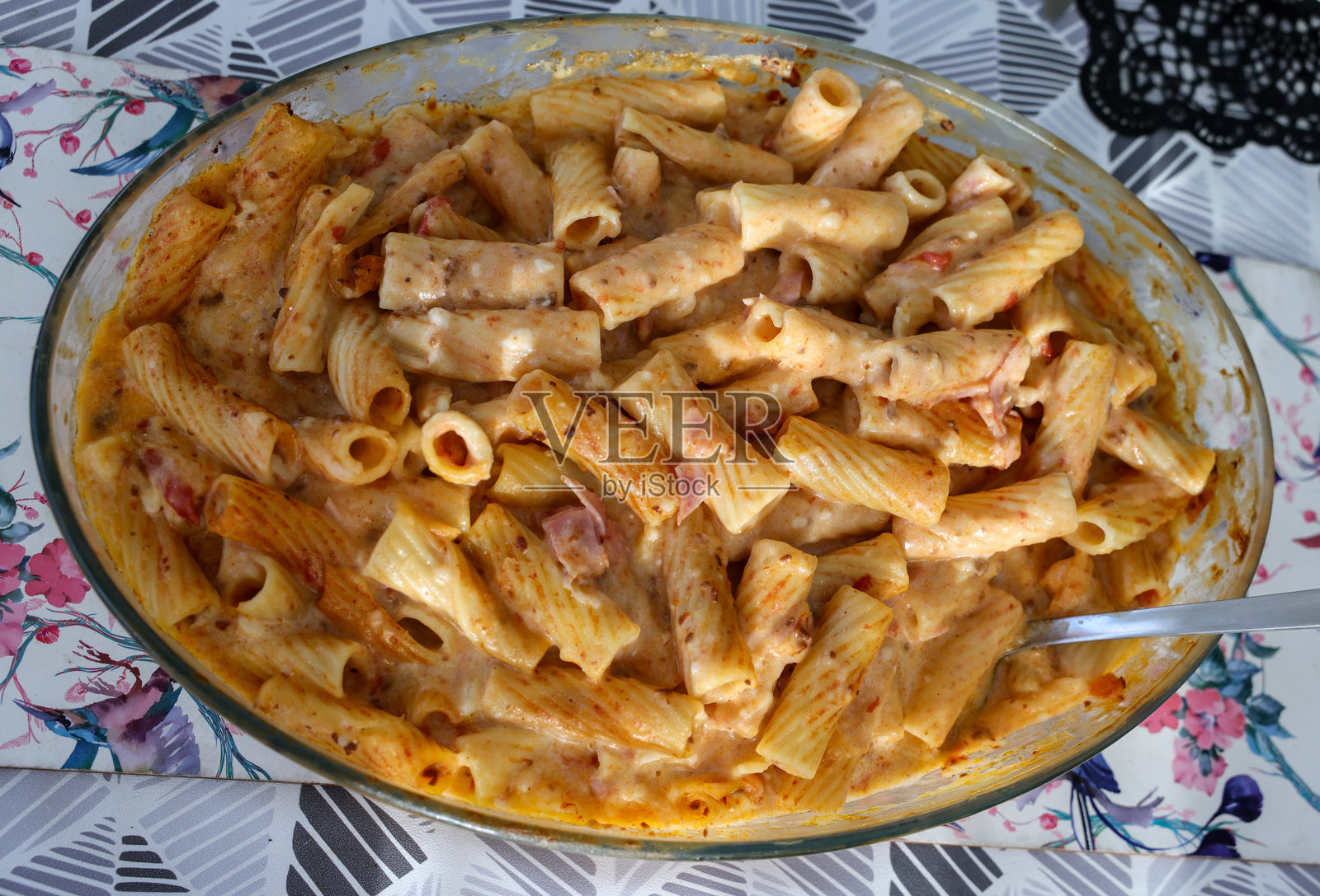 火腿奶油酱焗意大利面照片摄影图片