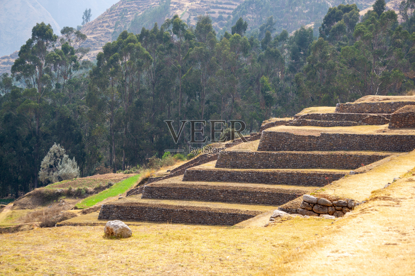 令人印象深刻的钦切罗圣谷石阶，融合了历史、自然和文化遗产，位于秘鲁安第斯山脉。照片摄影图片