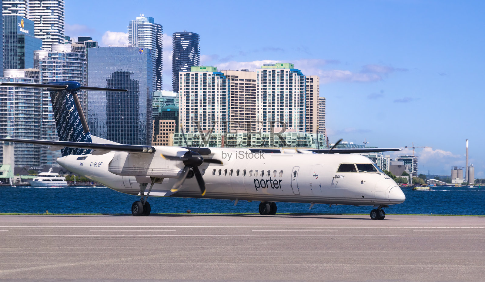 波特航空的德哈维兰加拿大Dash 8 Q400涡轮螺旋桨客机在多伦多比利·比肖普市机场。照片摄影图片