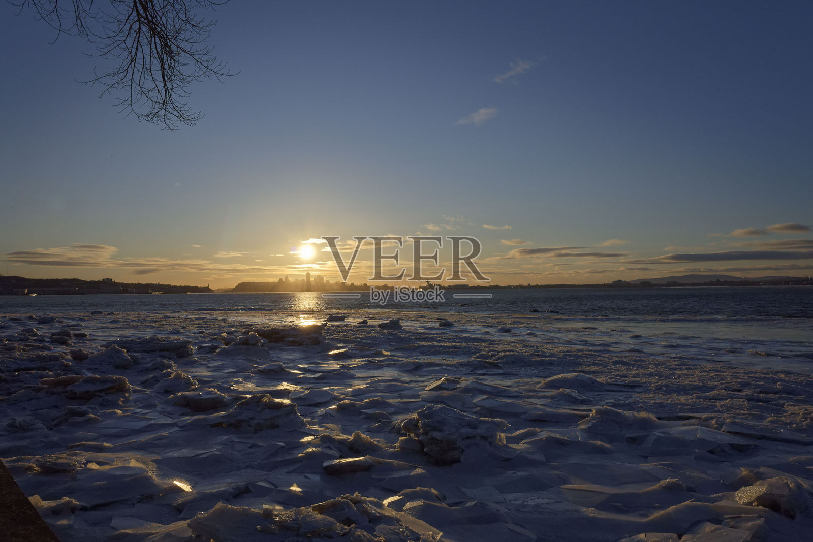 日落时分的圣劳伦斯河冰冻景色照片摄影图片