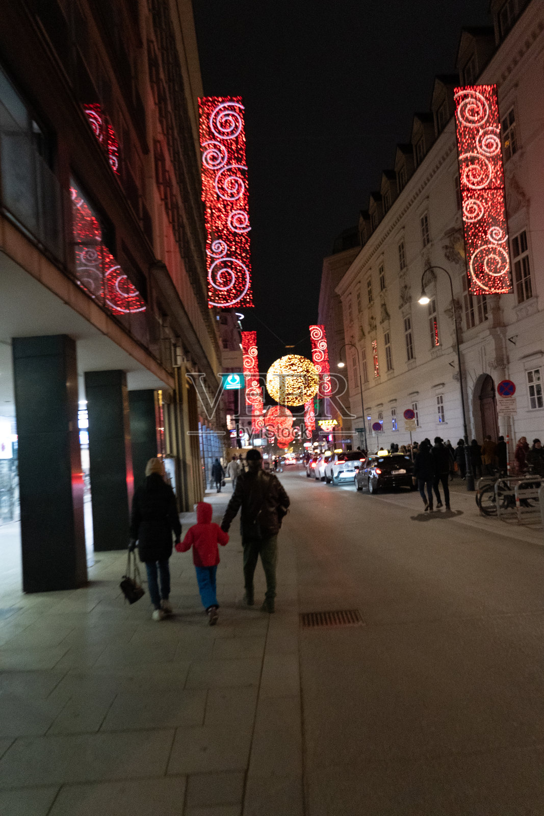 圣诞节装饰的街道夜景。照片摄影图片