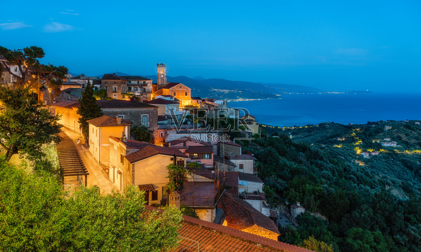 意大利坎帕尼亚地区的奇伦托，傍晚时分灯火辉煌的美丽村庄波利卡。照片摄影图片