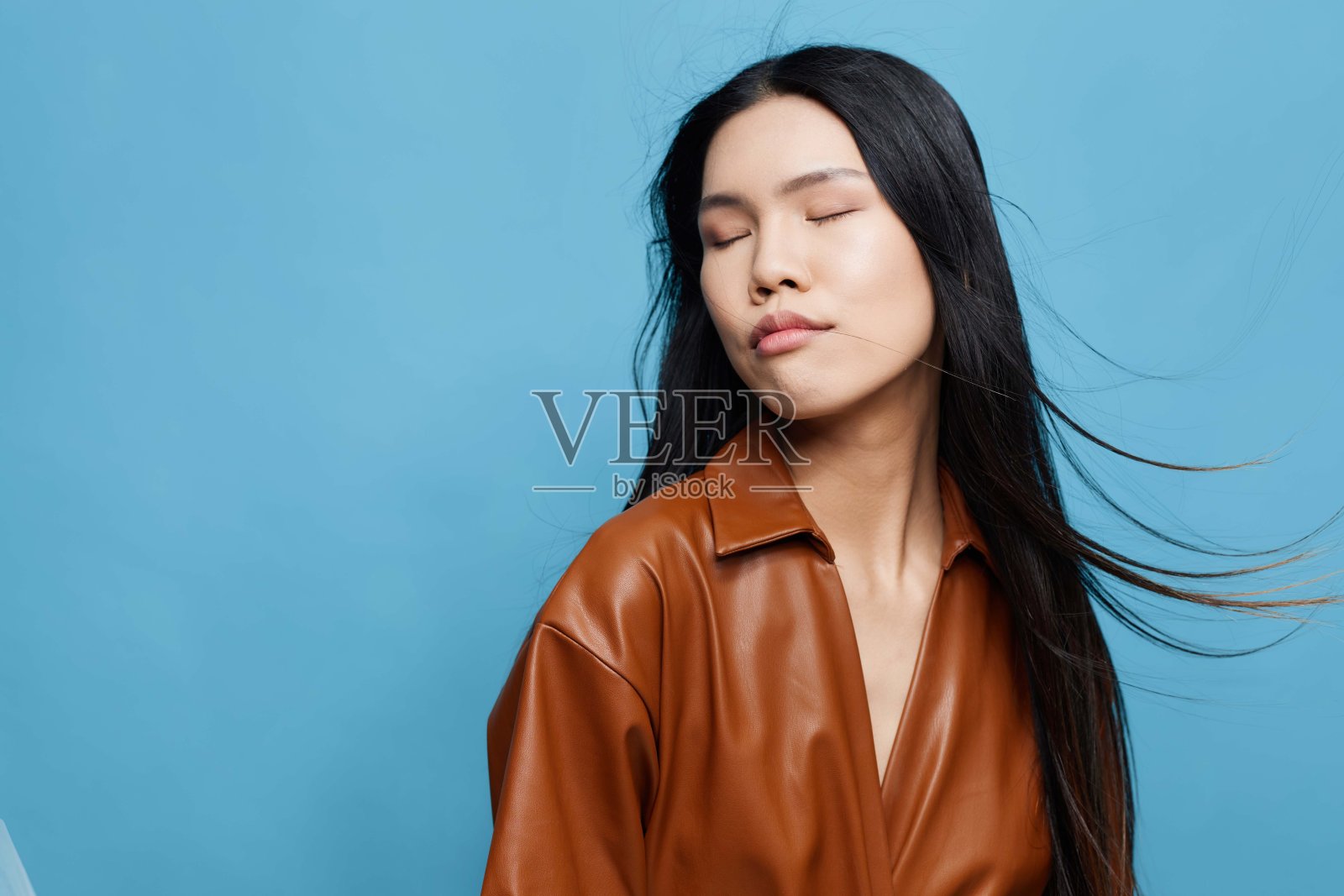 女孩女性在工作室微笑，时尚蓝色背景，亚洲人快乐照片摄影图片