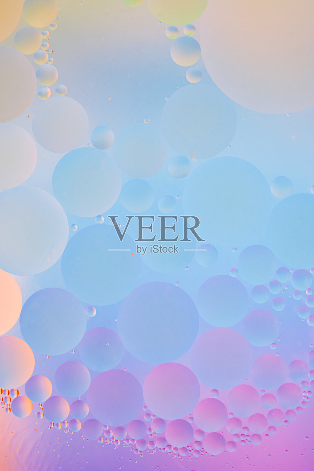 柔和的粉蓝紫色抽象背景与油泡照片摄影图片