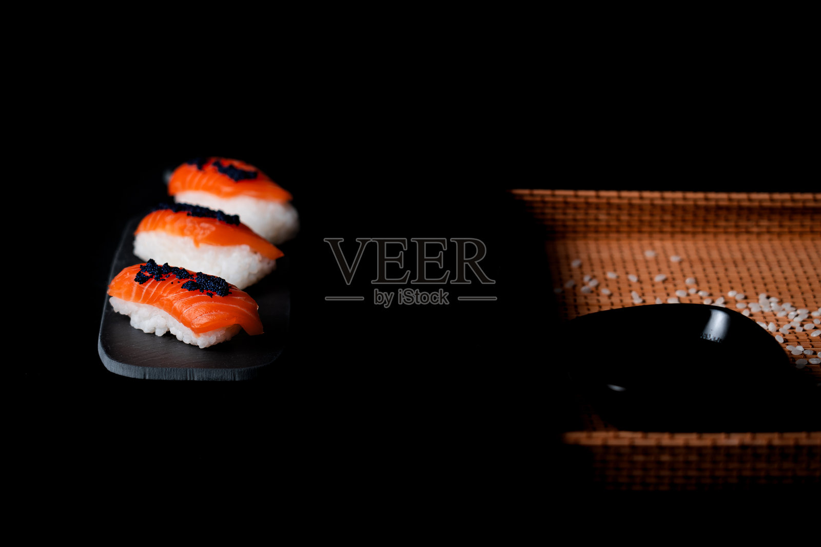 黑色背景上的握寿司照片摄影图片
