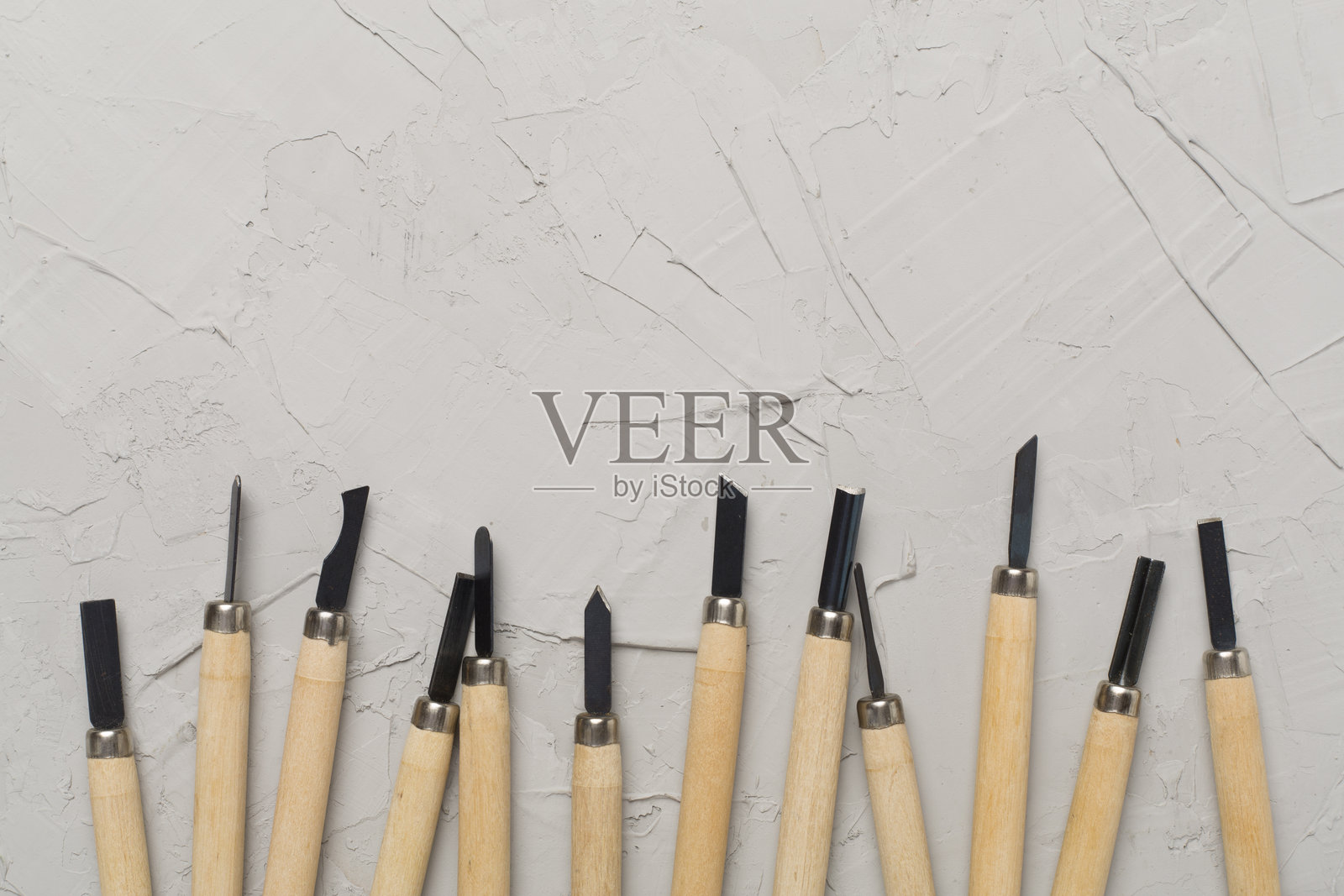 混凝土背景上的木工工具，俯视图照片摄影图片