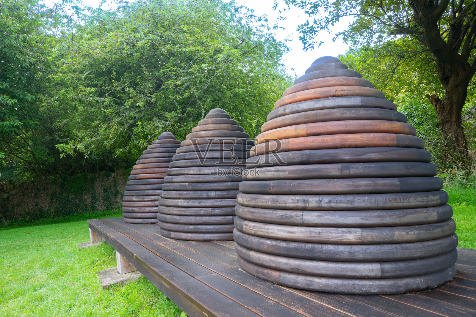 传统的圆形叠加蜂箱，类似于古老的蜂巢照片摄影图片