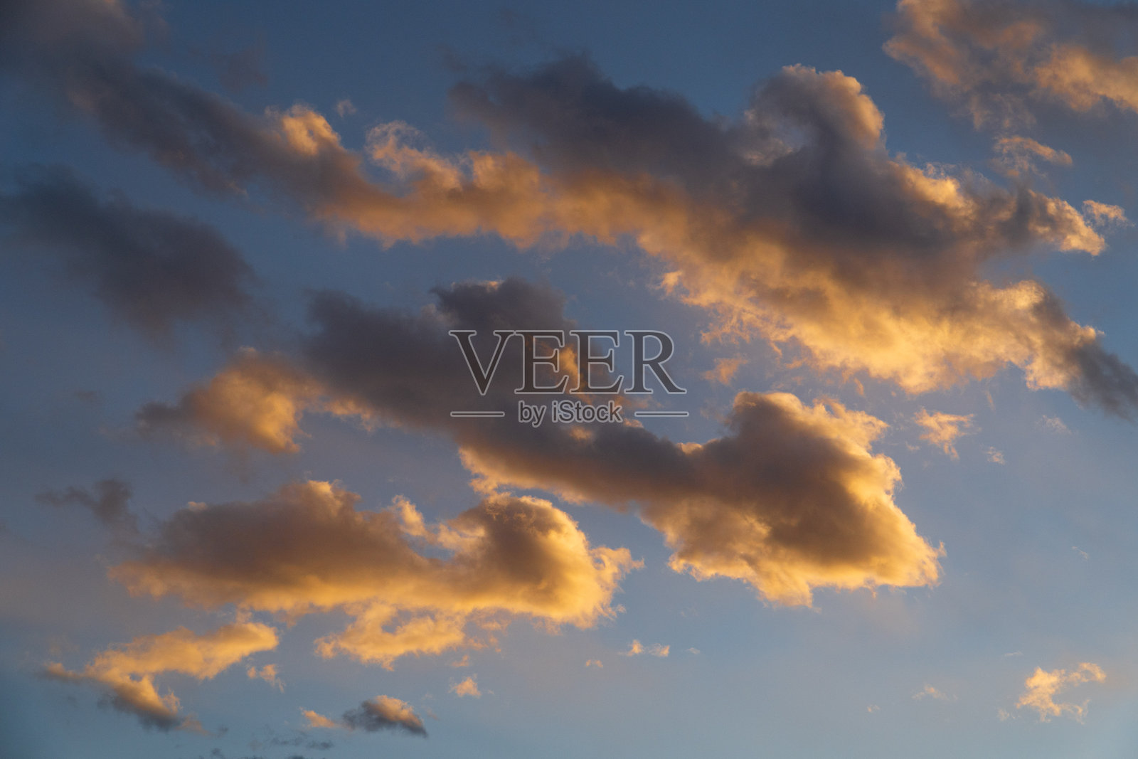 五彩斑斓的日落与橙色云彩照片摄影图片