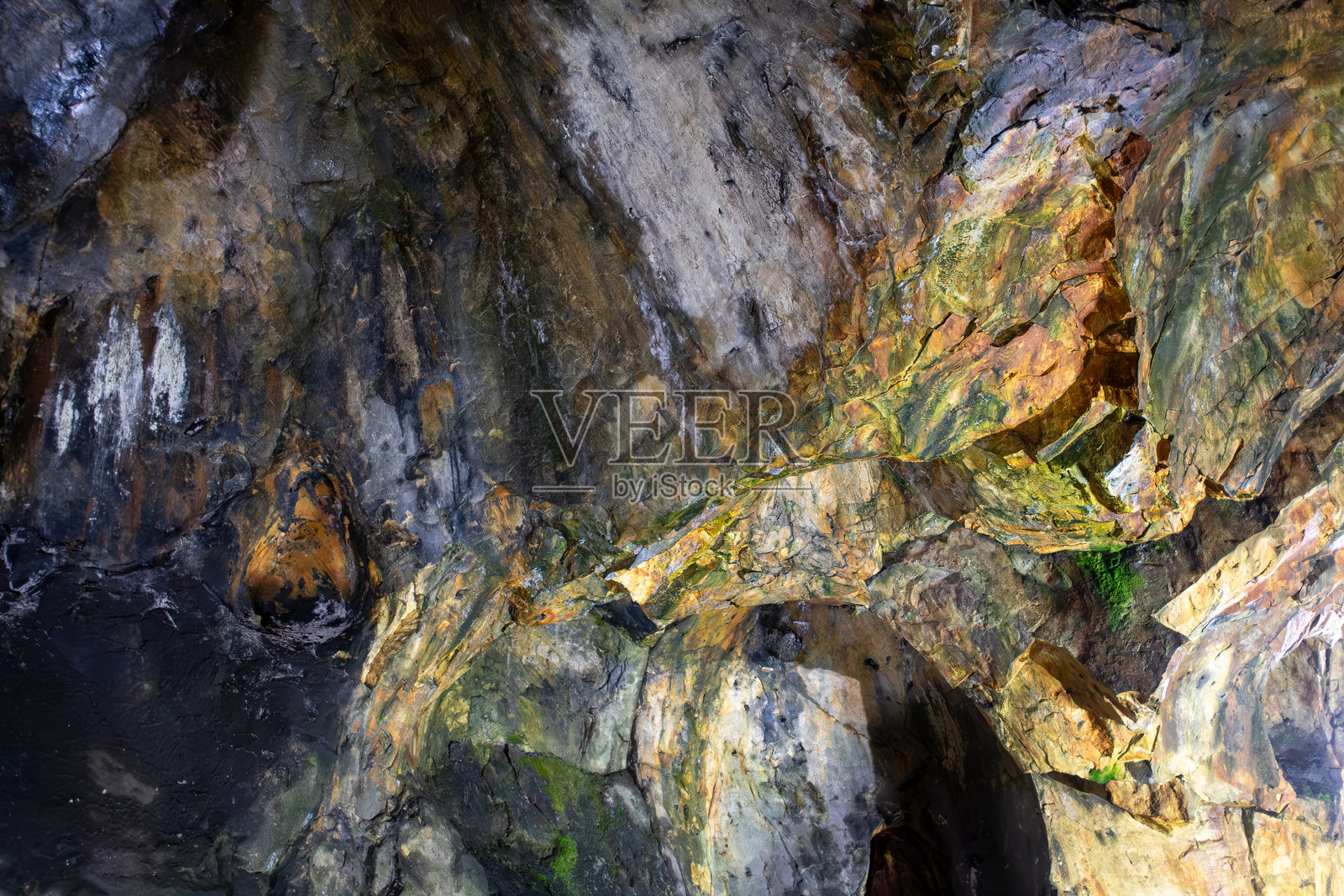 日本山形的银山温泉，岩石洞穴内部，具有纹理表面和阴影。照片摄影图片