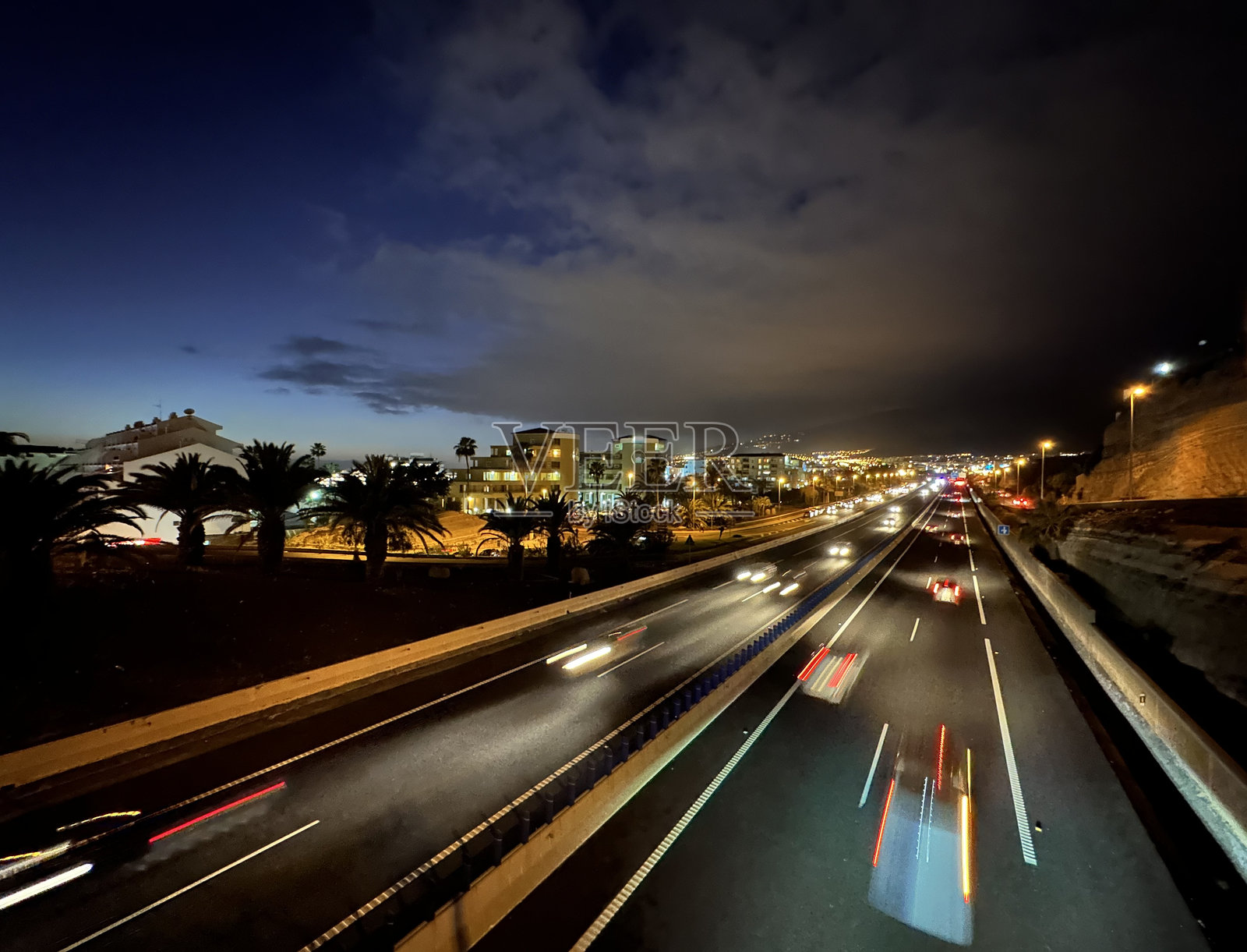 西班牙特内里费岛阿德赫南部高速公路日落后的交通，2023年3月照片摄影图片