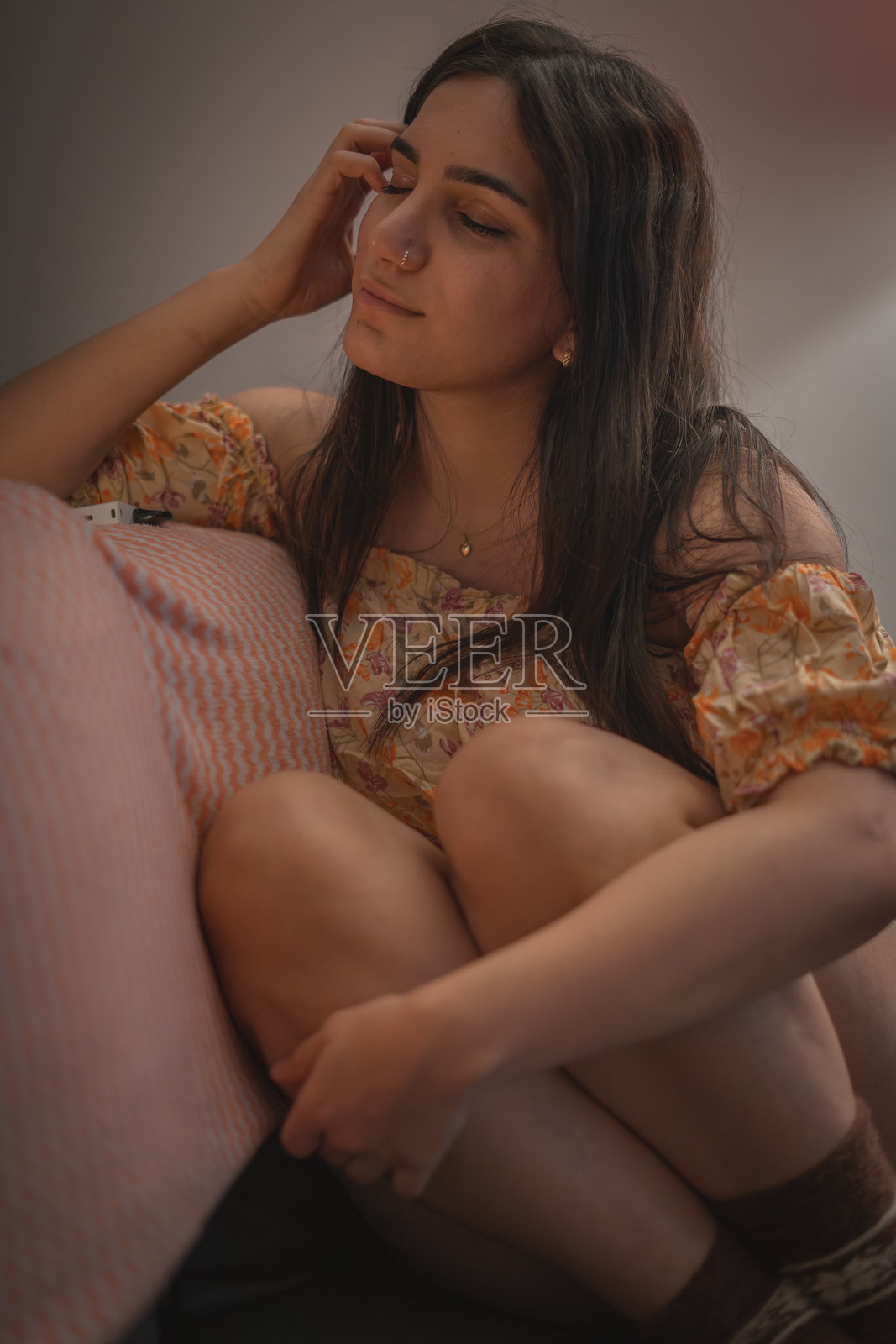 放松的女人在家里的沙发上休息照片摄影图片