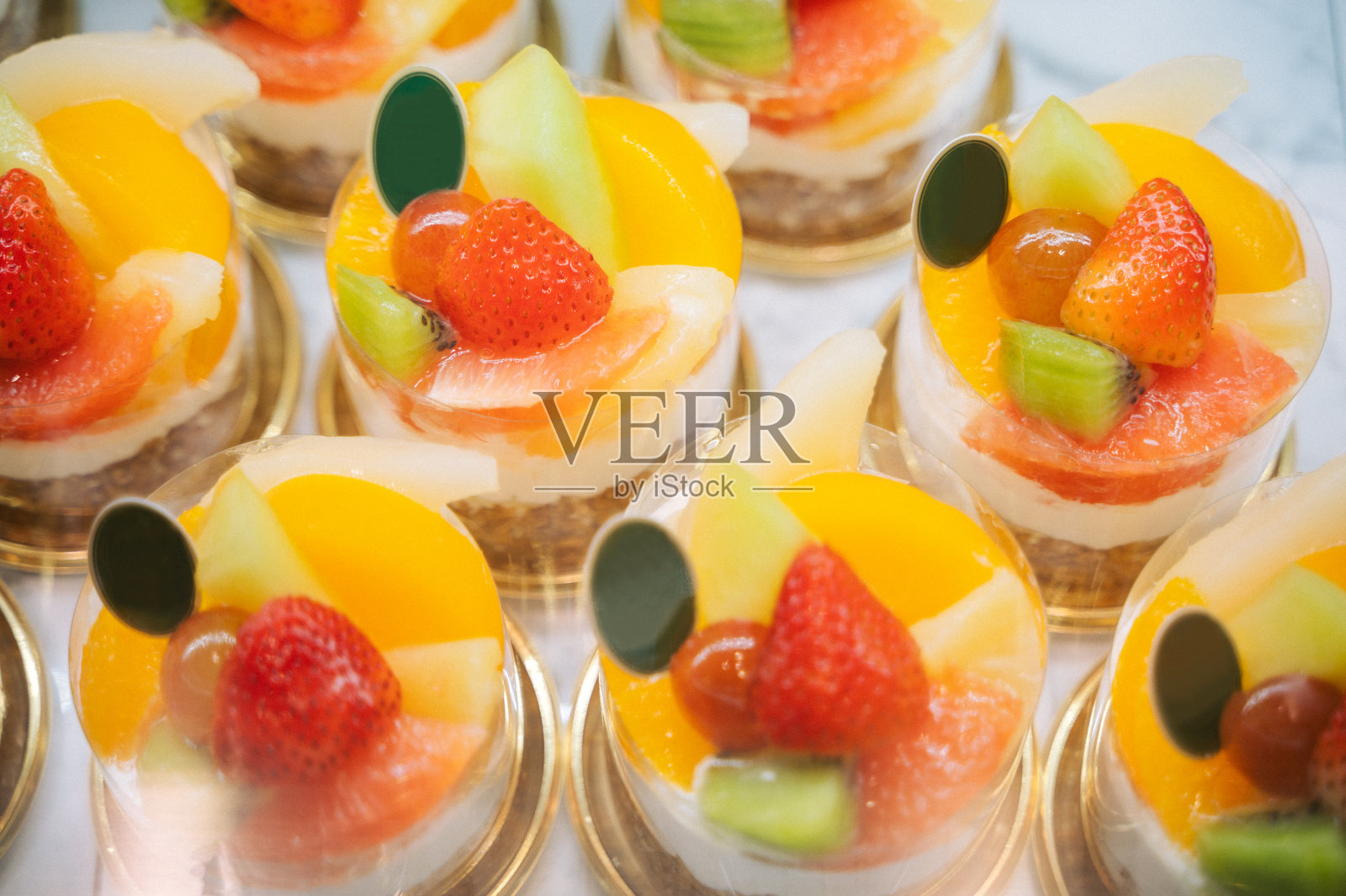 东京咖啡馆的多样水果蛋糕菜单，装饰着各种水果照片摄影图片