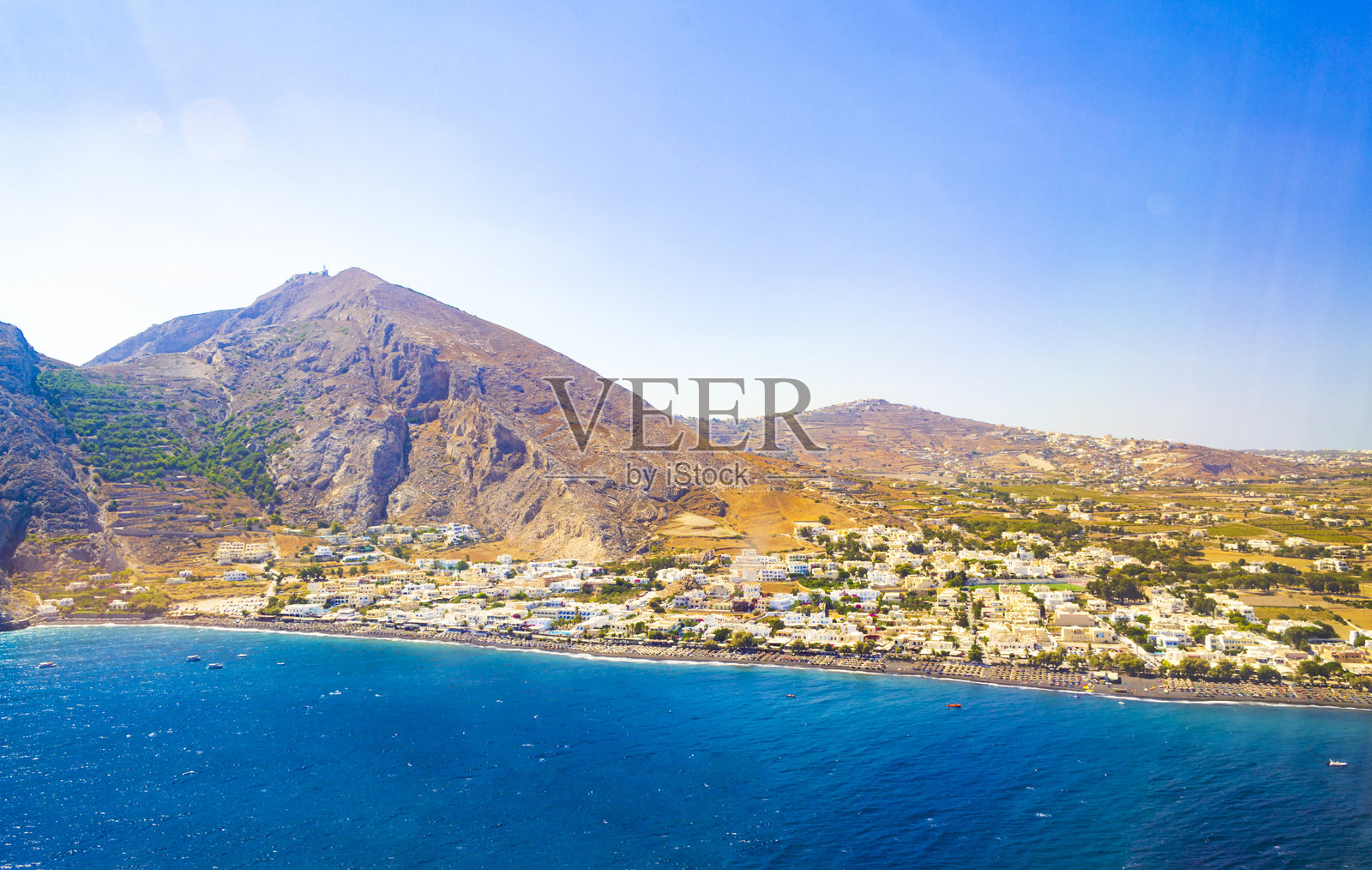 卡马里村的鸟瞰图，黑沙滩和圣托里尼的梅萨·冯诺山照片摄影图片