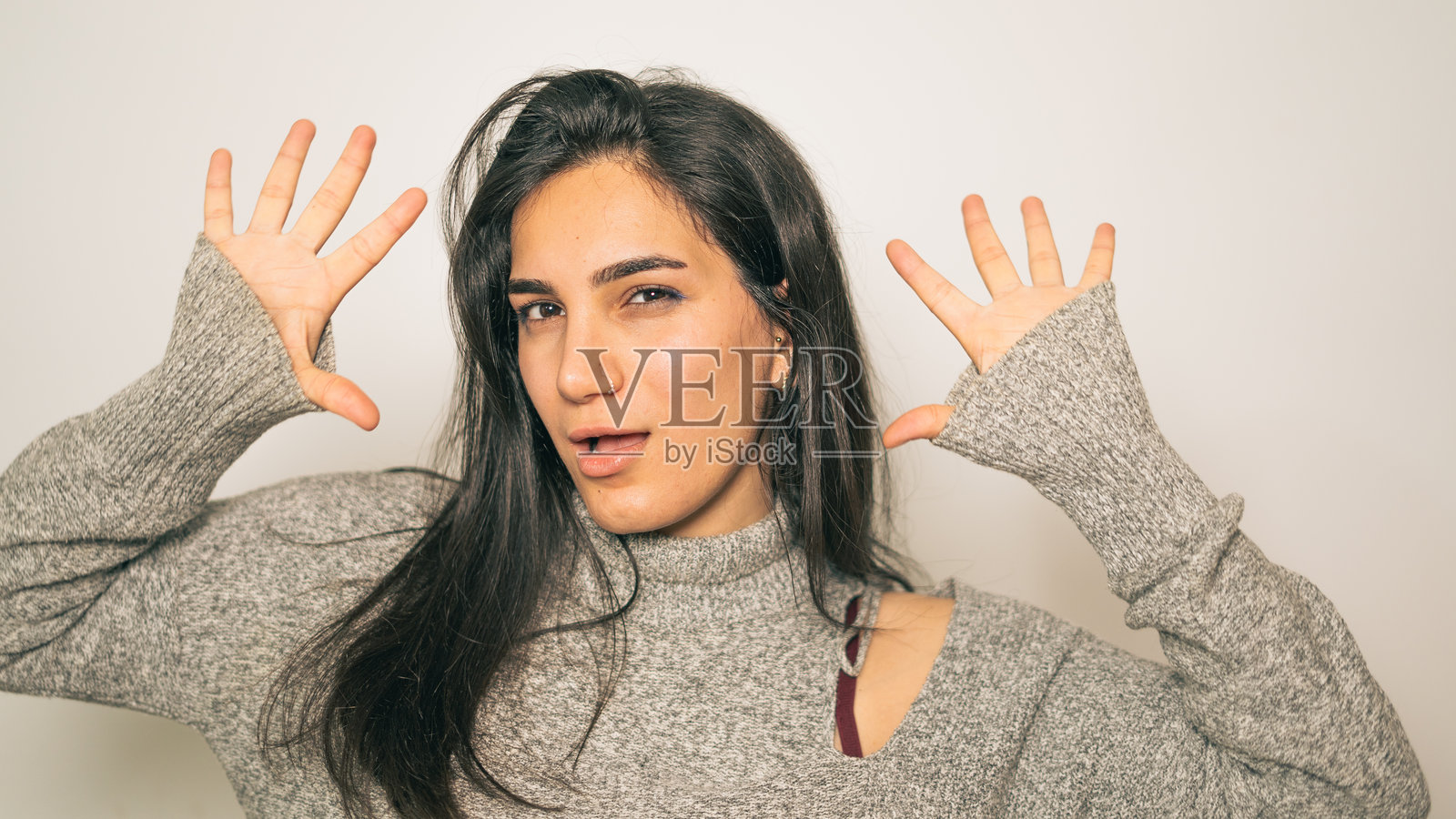 活泼的年轻女性俏皮地摆姿势照片摄影图片