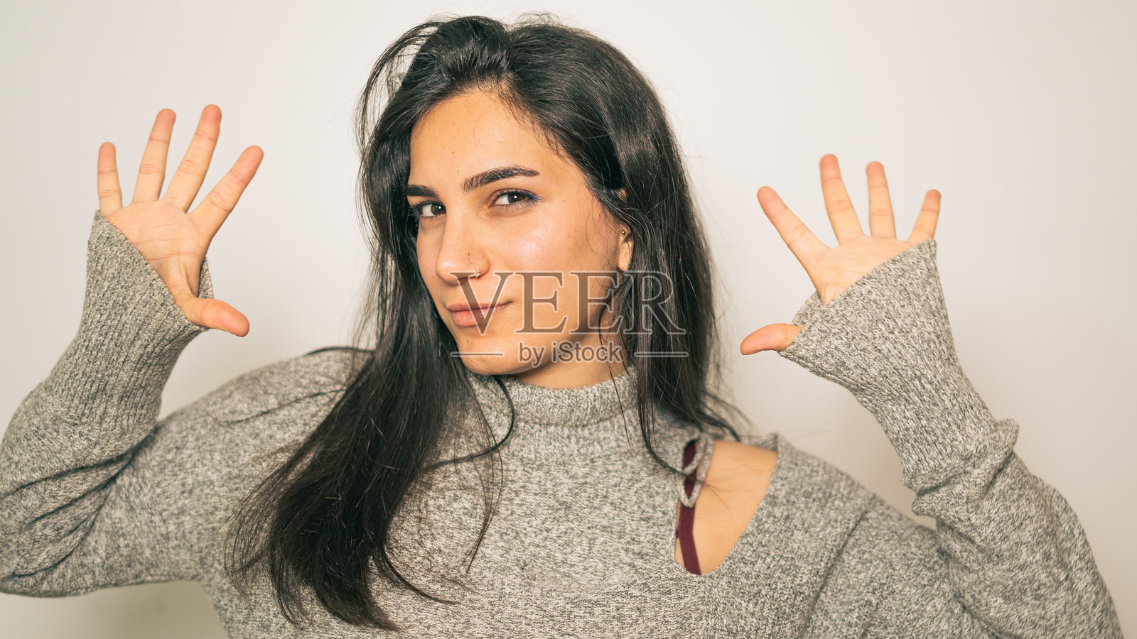 表现力丰富的年轻女性俏皮地摆姿势照片摄影图片