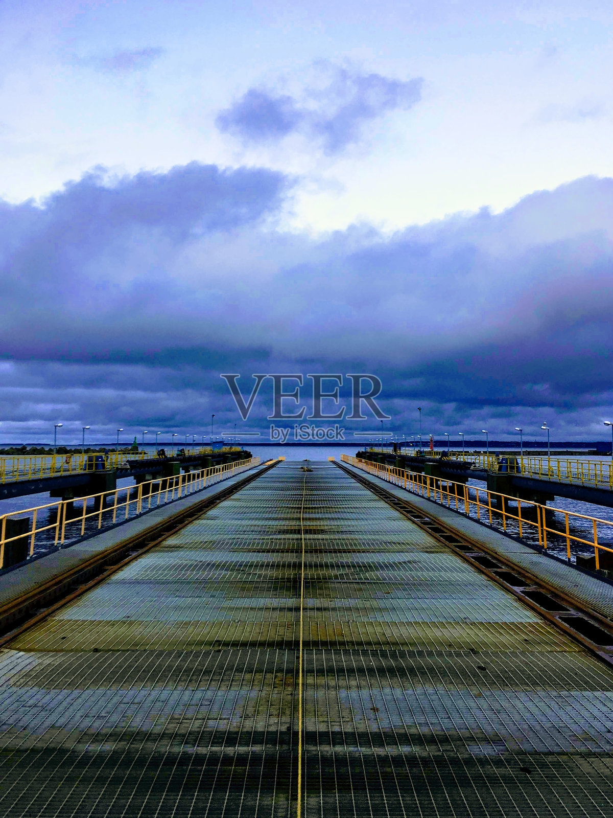 诺布勒斯纳船厂的坡道通向波罗的海，爱沙尼亚塔林，2017年11月照片摄影图片