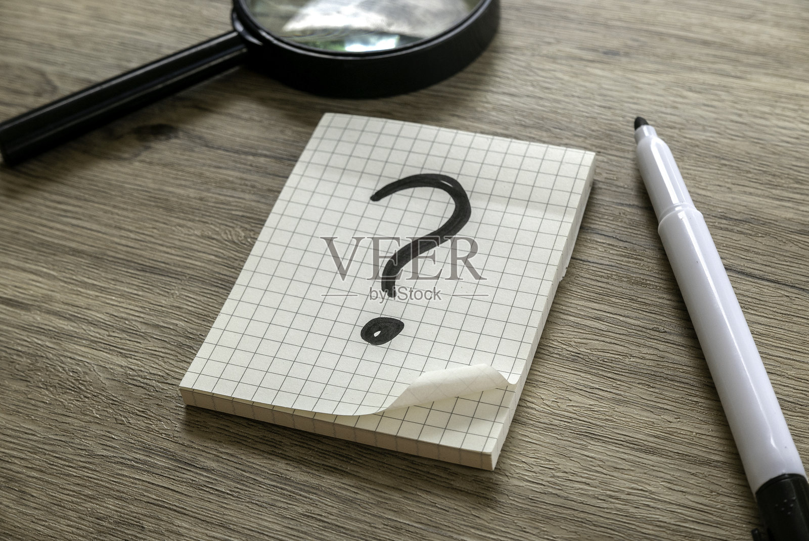 木质表面上的图表纸记事本上的问号照片摄影图片