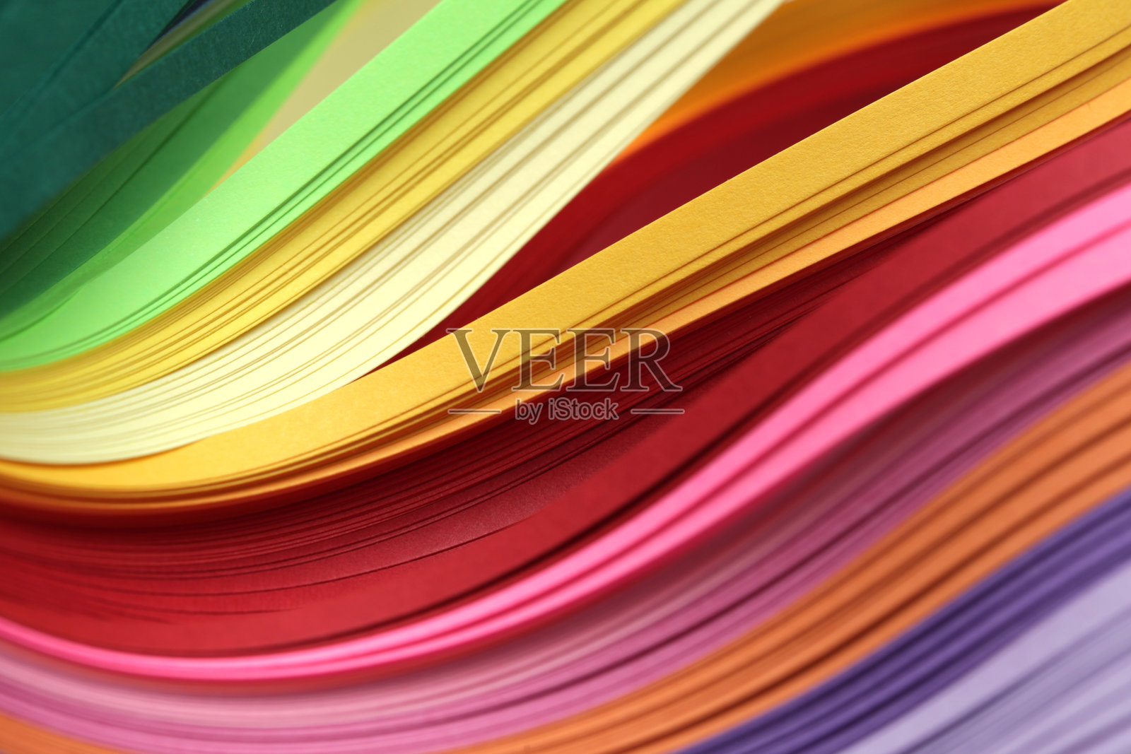 抽象渐变彩虹色波浪卷曲条纹纸背景。适用于印刷品、海报、卡片的模板。照片摄影图片