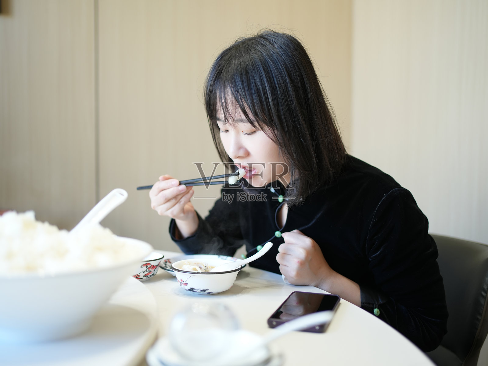 亚洲女性在吃中餐照片摄影图片