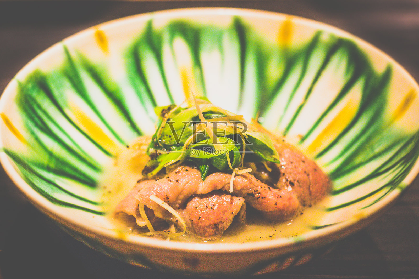 京都雅牛涮涮锅配京都白味噌和京都黑七香料照片摄影图片